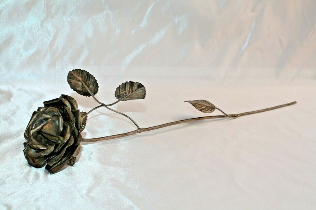 Italian Handmade Sterling Silver Rose Flower 925 Signed Art Piece: Italian Handmade Sterling Silver Rose Flower 925 Signed Art Piece Experience the elegance of this exquisite Italian hand-made sterling silver rose flower. Crafted between 1950 and 2000, this stunning 