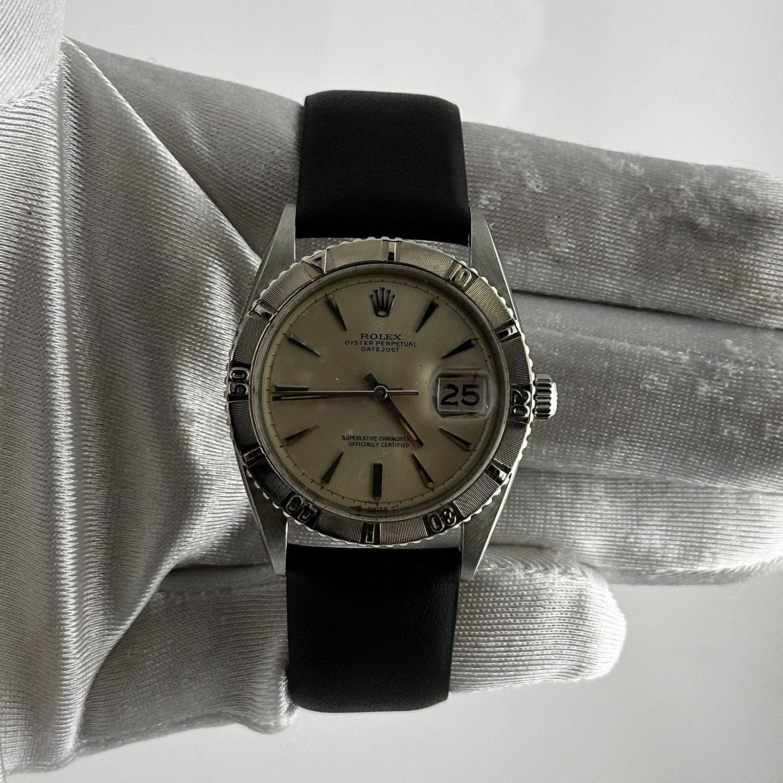 Rolex Datejust 1625 mens watch silver dial aftermarket leather band: Rolex Datejust 1625 mens watch silver dial aftermarket leather band This Rolex Datejust features a silver dial and a turn-o-graph bezel. The watch is equipped with an aftermarket leather bracelet and 