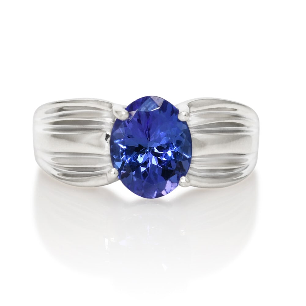 Tanzanite 14K White Gold Ring 2.40 ct 9.4 g: Tanzanite 14K White Gold Ring 2.40 ct 9.4 g This elegant ring features an oval-shaped tanzanite gemstone set in 14k white gold. The tanzanite displays a striking bluish-violet color and weighs approxi