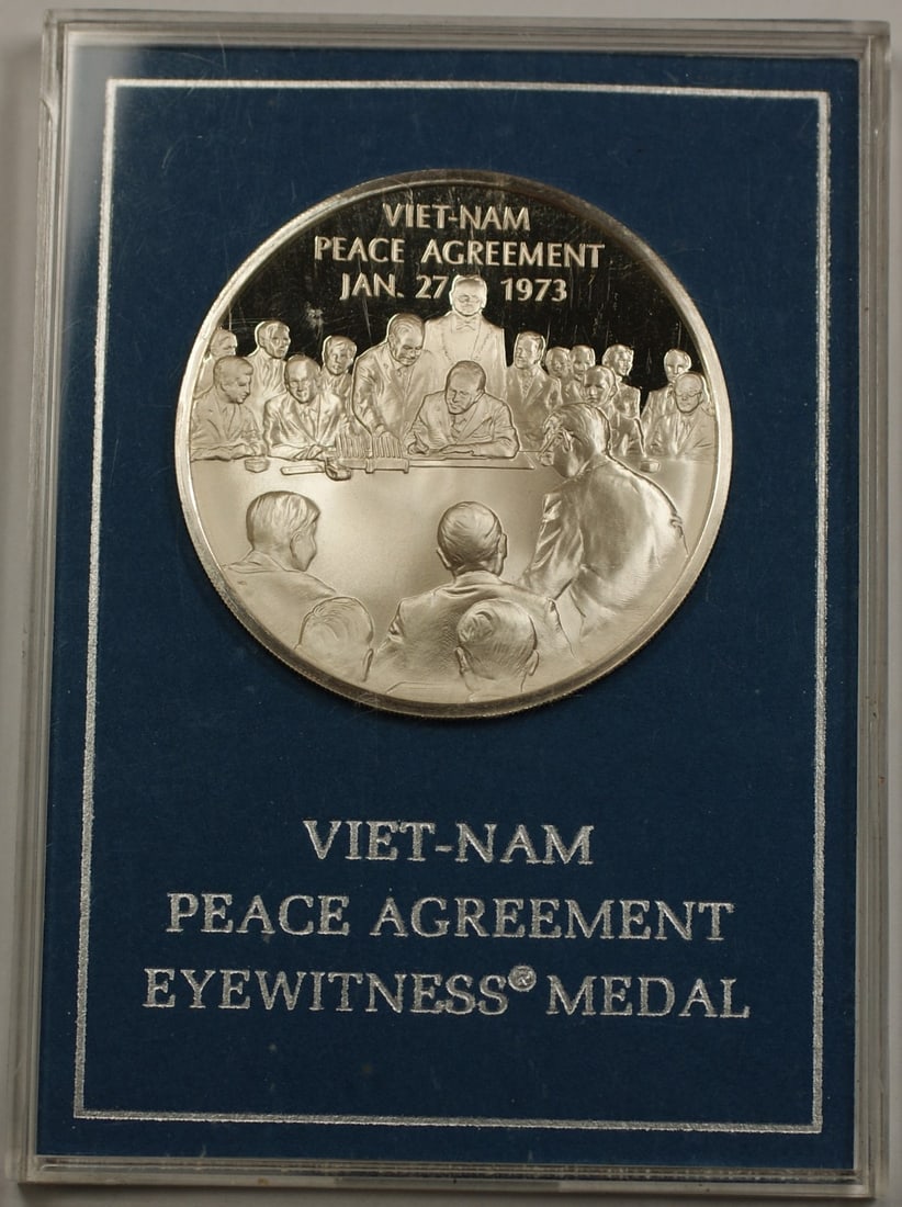 1973 Silver Commemorative Coin Journey for Peace Viet-Nam Agreement Franklin Mint: 1973 Silver Commemorative Coin Journey for Peace Viet-Nam Agreement Franklin Mint This is a 1973 Franklin Mint silver collectible commemorating the Viet-Nam Peace Agreement, titled 'Eyewitness Journey