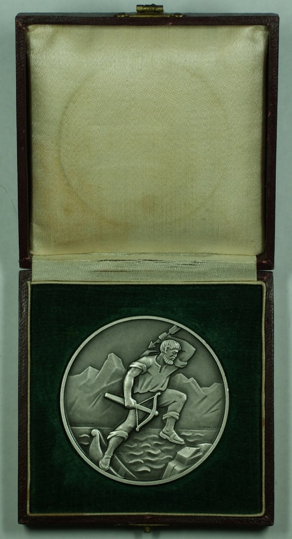 Swiss Silver Shooting Medal R1536Aa by Huguenin with Original Case: Swiss Silver Shooting Medal R1536Aa by Huguenin with Original Case This is a Swiss Shooting Medal made of silver, produced by Huguenin. The medal is uncirculated and comes in its original case. It has