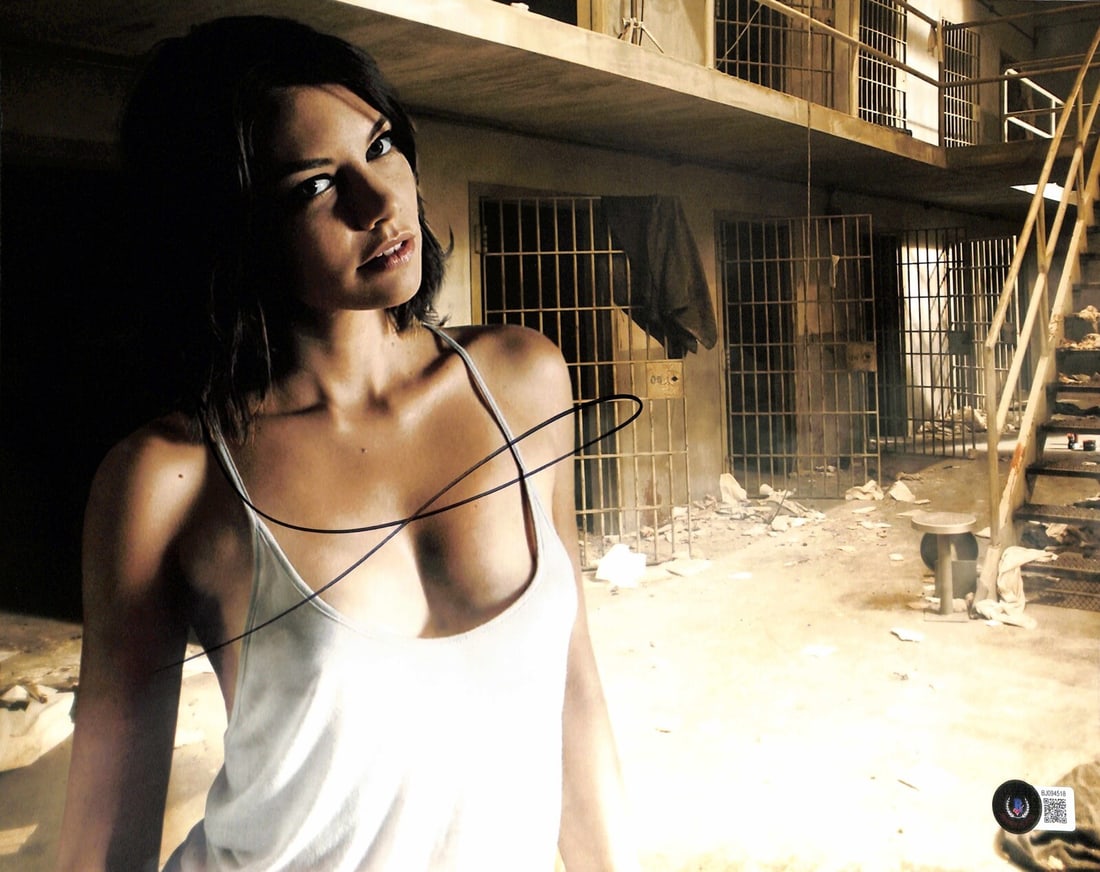 Lauren Cohan Signed 11x14 Walking Dead Photo Beckett Certified: Lauren Cohan Signed 11x14 Walking Dead Photo Beckett Certified This is an autographed 11x14 photograph of Lauren Cohan portraying Maggie Greene from the acclaimed TV series The Walking Dead. The photo