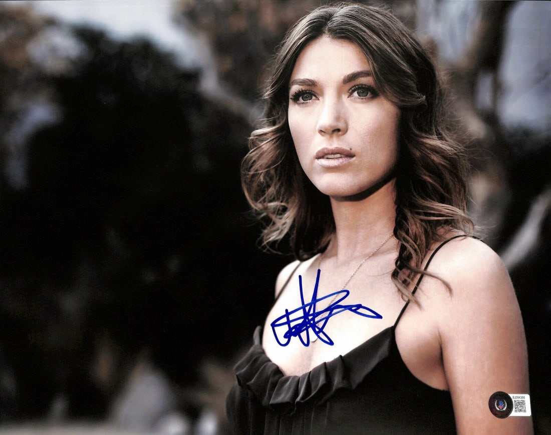 Natalie Zea Justified 11x14 Autographed Photo Beckett Certified: Natalie Zea Justified 11x14 Autographed Photo Beckett Certified This is an autographed 11x14 photograph signed by actress Natalie Zea, known for her role as "Winona Hawkins" in the acclaimed TV series