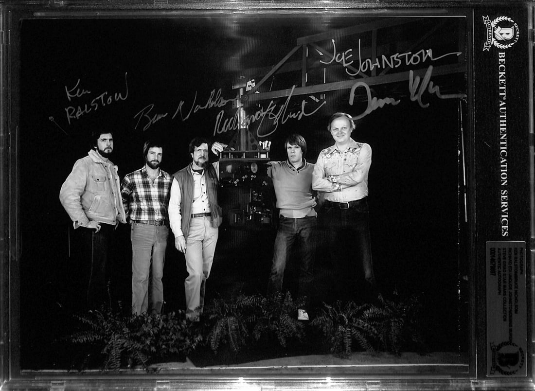Star Wars ROTJ ILM Crew Signed 8x10 Photo Beckett Authenticated: Star Wars ROTJ ILM Crew Signed 8x10 Photo Beckett Authenticated This autographed 8x10 photograph features signatures from the main Industrial Light & Magic (ILM) production team behind Star Wars: Retu