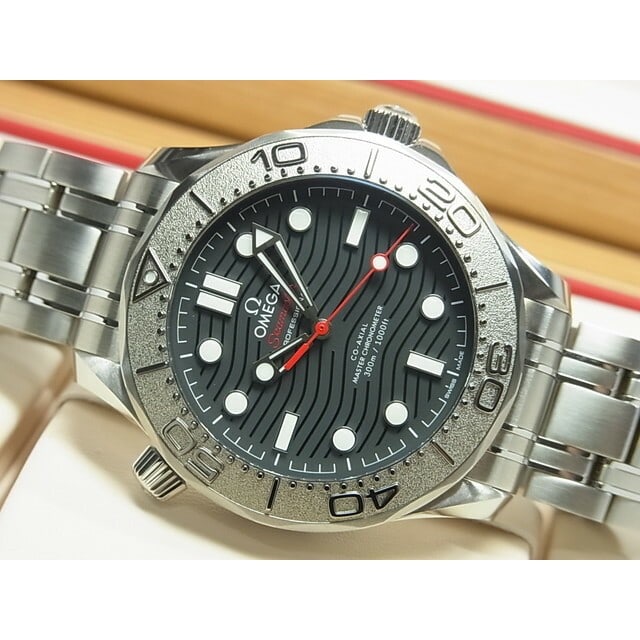 OMEGA Seamaster Diver 300M Nekton Edition Men's Wristwatch: OMEGA Seamaster Diver 300M Nekton Edition Men's Wristwatch This is a pre-owned OMEGA Seamaster Diver 300M Nekton Edition men's wristwatch. Crafted in Switzerland, this model is known for its robust de