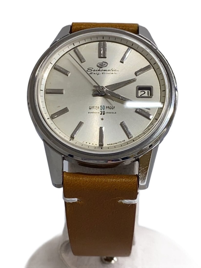 Seiko Seikomatic 39 Jewel Self Dayter Men's Wristwatch: Seiko Seikomatic 39 Jewel Self Dayter Men's Wristwatch This SEIKO Seikomatic Self Dayter men's wristwatch features a 39-jewel movement and a classic white dial. The watch is pre-owned and in excellent