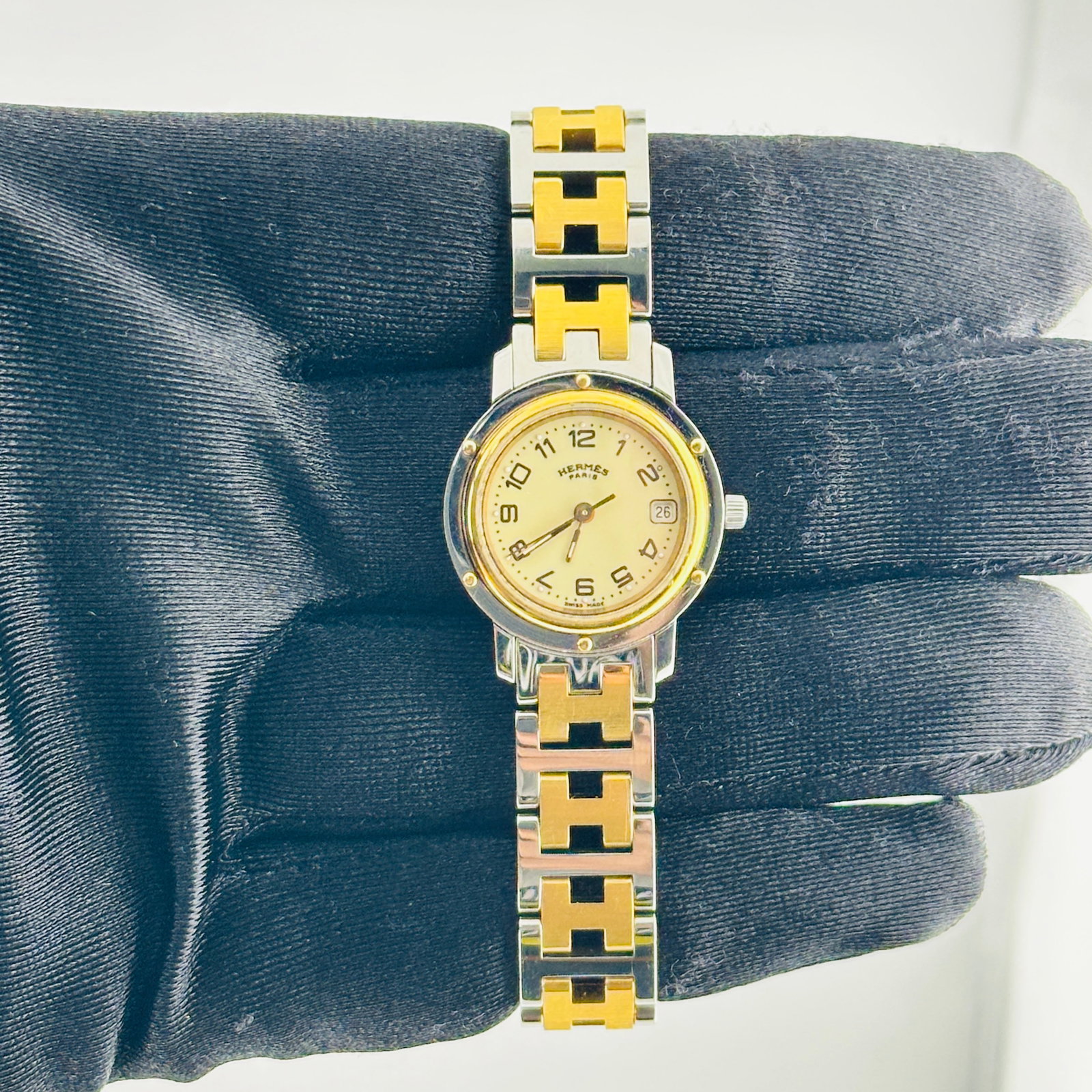 Hermes Clipper Ladies Watch Ivory Face Two Tone Bracelet CL3.240: Hermes Clipper Ladies Watch Ivory Face Two Tone Bracelet CL3.240 This is a Hermes Clipper ladies watch featuring an ivory dial and H-Link bracelet. The watch is identified by reference number CL3.240 