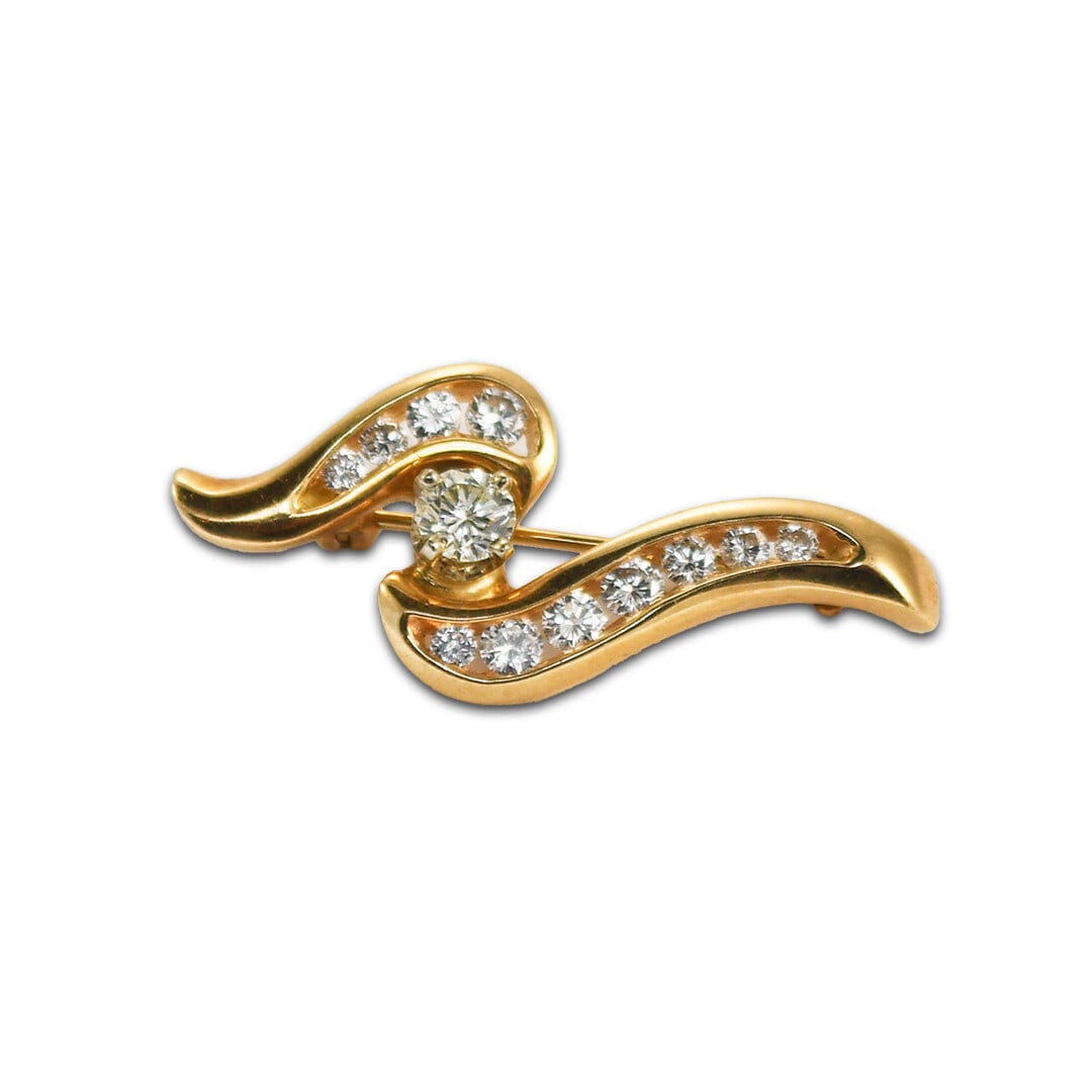14K Yellow Gold Wave Diamond Pin 1.25 in: 14K Yellow Gold Wave Diamond Pin 1.25 in This vintage brooch features a wave design crafted in 14K yellow gold and is set with round brilliant natural diamonds totaling approximately 0.75 carats. The 