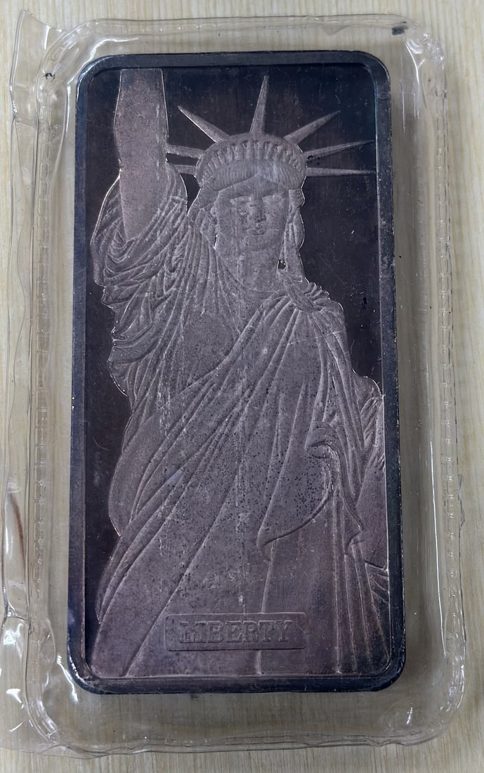 Vintage JM Liberty Silver Bullion Bar 10 oz .999 Fine: Vintage JM Liberty Silver Bullion Bar 10 oz .999 Fine A JM Liberty 10 oz silver bar made of .999 fine silver. This vintage bar is pre-owned and has a bar shape, with a precious metal content of 10 oz.