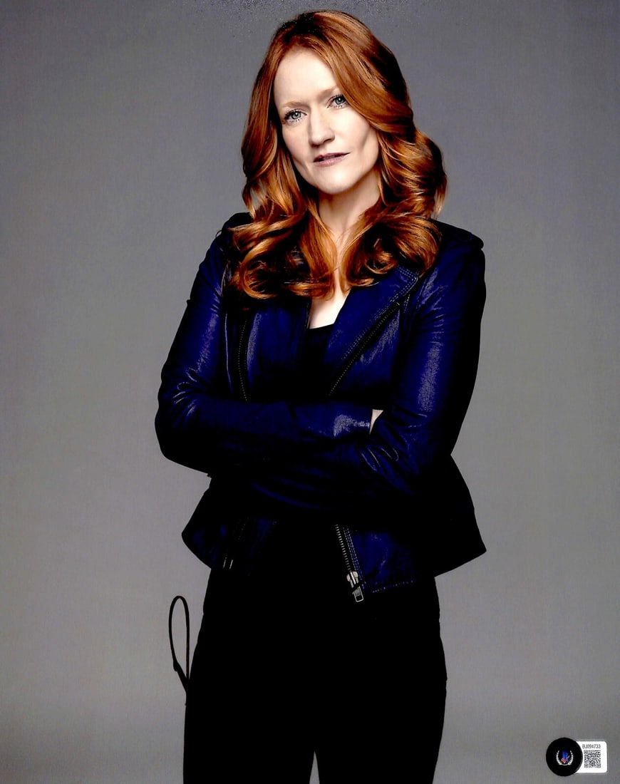 Paula Malcomson Signed 11x14 Sons of Anarchy Photo Beckett Certified: Paula Malcomson Signed 11x14 Sons of Anarchy Photo Beckett Certified This is an autographed 11x14 photograph of actress Paula Malcomson, known for her role as "Maureen Ashby" in the acclaimed TV serie