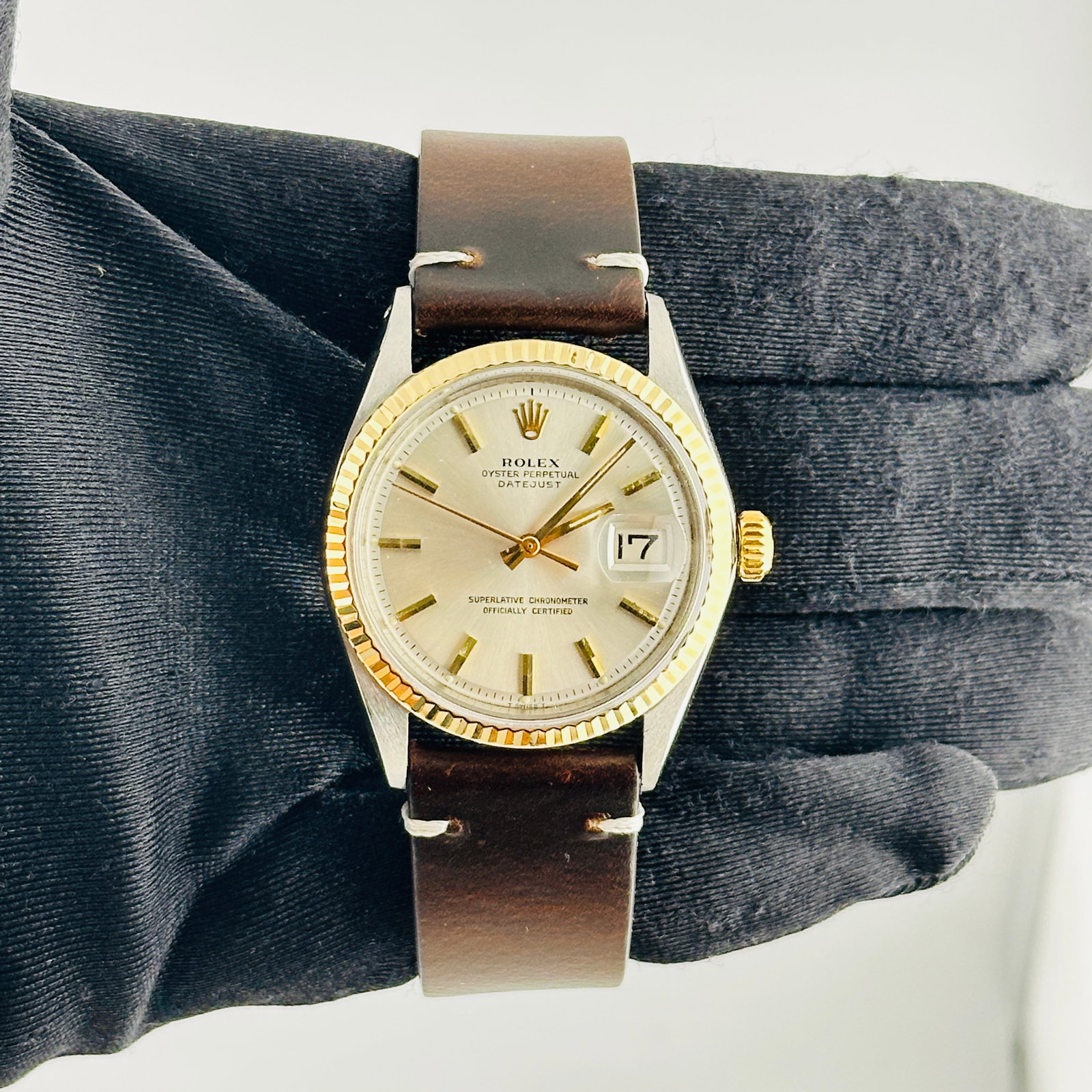 Rolex Datejust 1601 Mens Watch Silver Stick Dial Leather Strap aftermarket Buckle: Rolex Datejust 1601 Mens Watch Silver Stick Dial Leather Strap aftermarket Buckle Rolex Datejust men's watch, reference 1601, with a silver stick dial and fluted bezel. It is fitted with a generic lea