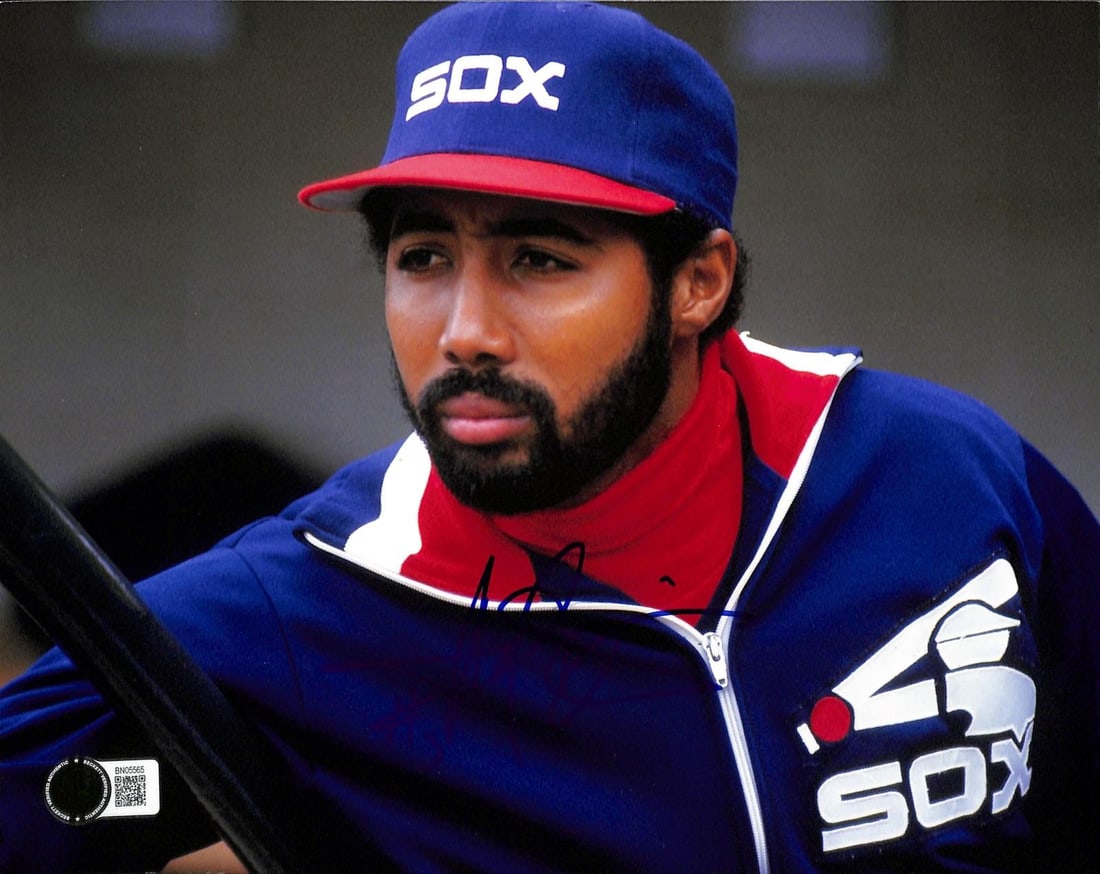 Harold Baines autographed 8x10 Chicago White Sox photo Beckett: Harold Baines autographed 8x10 Chicago White Sox photo Beckett This is a signed 8x10 photograph featuring Harold Baines, the renowned outfielder and designated hitter for the Chicago White Sox. The im