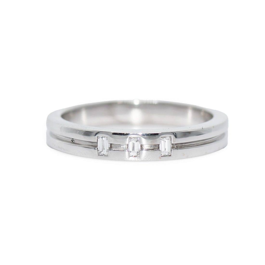 Men's 18K White Gold Diamond Anniversary Band Size 10.75: Men's 18K White Gold Diamond Anniversary Band Size 10.75 This men's wedding band is crafted from 18K white gold and features a row of natural baguette-cut diamonds with a total weight of 0.15 carats. 