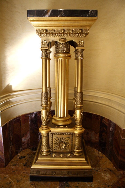 Antique French Gold Leaf Wooden Stand with Marble Top 1800s: Antique French Gold Leaf Wooden Stand with Marble Top 1800s This stunning early 1800's French stand showcases exquisite craftsmanship with a gold leaf finish and a marble top, offering a beautiful ble