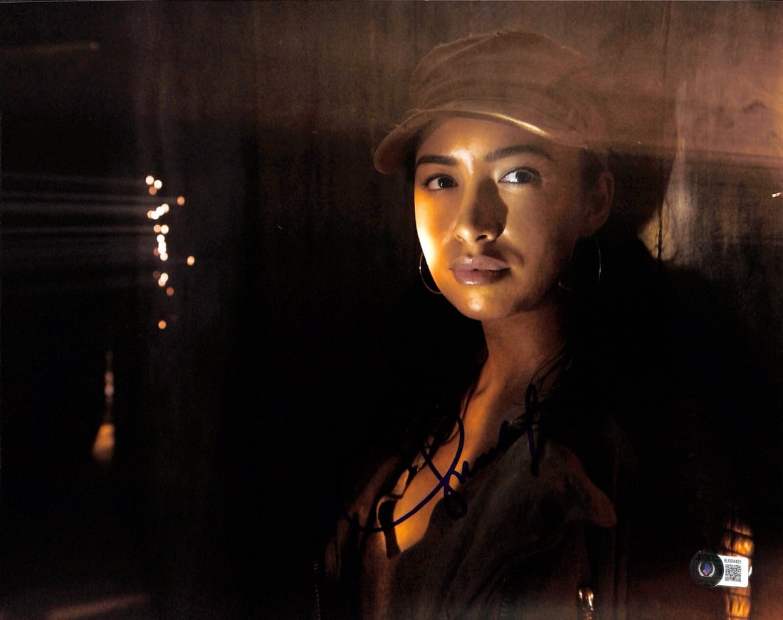 Christian Serratos Signed 11x14 Photo The Walking Dead Beckett Certified: Christian Serratos Signed 11x14 Photo The Walking Dead Beckett Certified This is a signed 11x14 photograph of actress Christian Serratos, known for her role as "Rosita Espinosa" in the acclaimed TV se