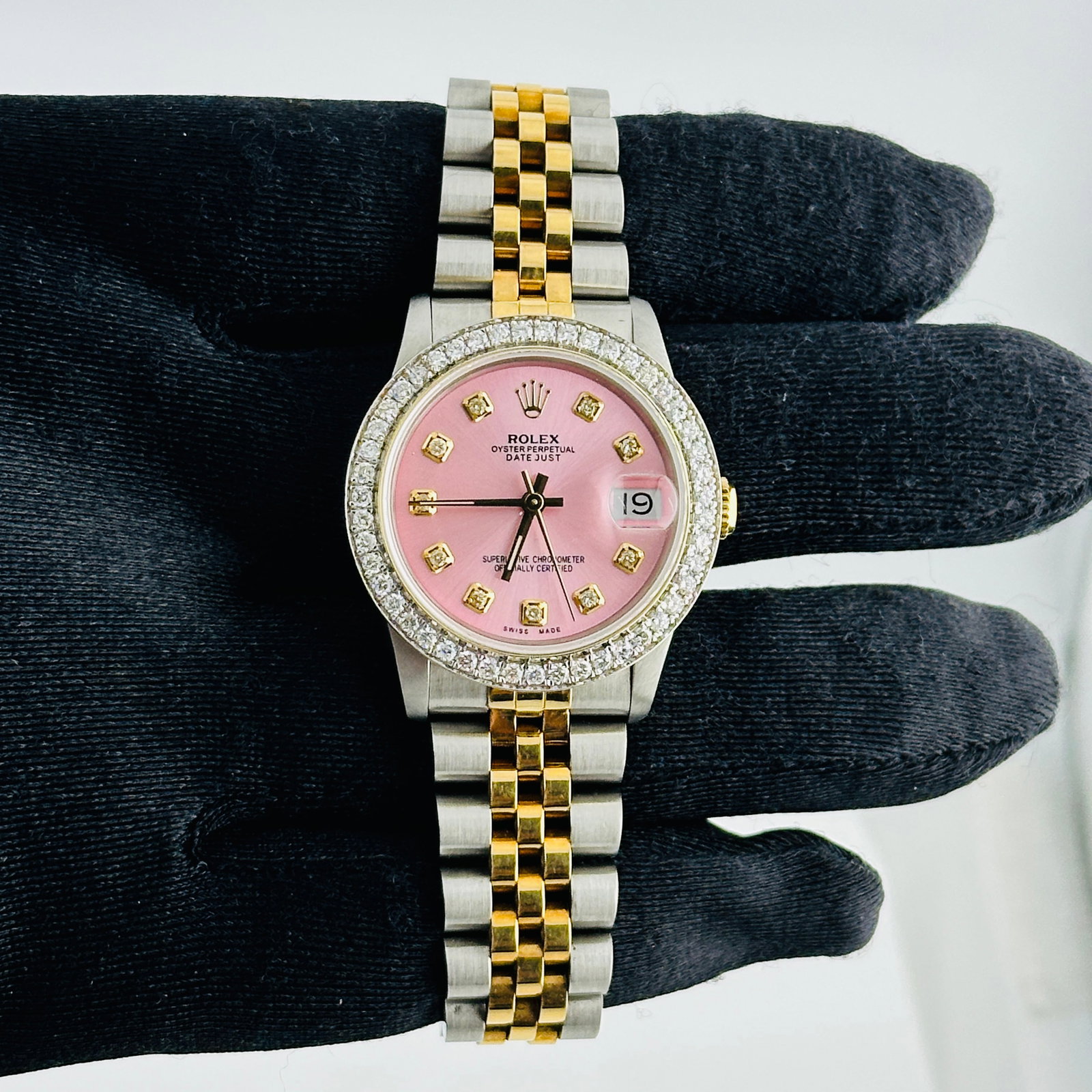 Ladies Datejust Rolex Ref 68273 Aftermarket Pink Diamond Dial D-Link Jubilee: Ladies Datejust Rolex Ref 68273 Aftermarket Pink Diamond Dial D-Link Jubilee This ladies Rolex Datejust features an aftermarket pink diamond dial and a D-Link Jubilee bracelet. It is identified by ref