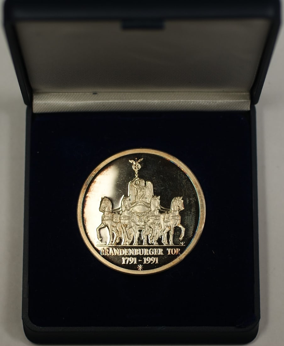 1991 Germany Silver Medal Commemorating 200 Years Brandenburg Gate Opening: 1991 Germany Silver Medal Commemorating 200 Years Brandenburg Gate Opening This is a 1991 silver medal commemorating the 200th anniversary of the opening of the Brandenburg Gate. The medal honors Lang