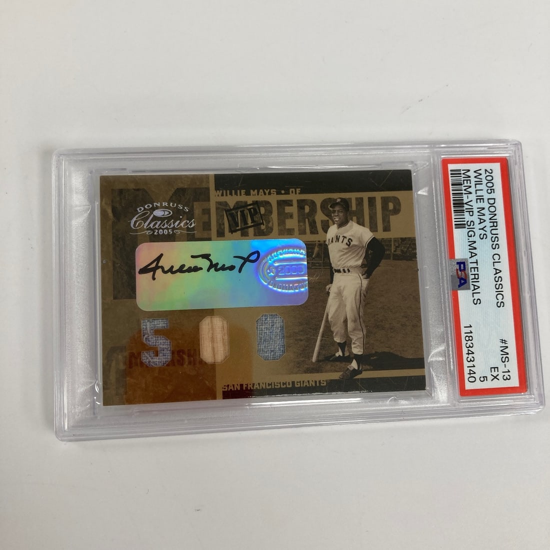 Willie Mays signed 2005 Donruss Classics jersey bat card PSA 5: Willie Mays signed 2005 Donruss Classics jersey bat card PSA 5 2005 Donruss Classics baseball trading card featuring Willie Mays with an autograph and game-used jersey bat memorabilia. The card is aut