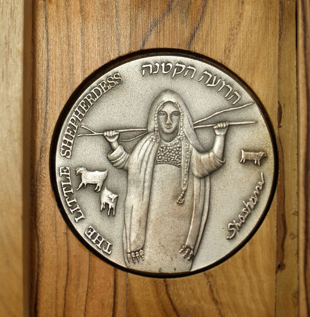 Uncirculated 1992 Silver Medal Little Shepherdess Kalaniot with Olive Wood Case (1 of 3)