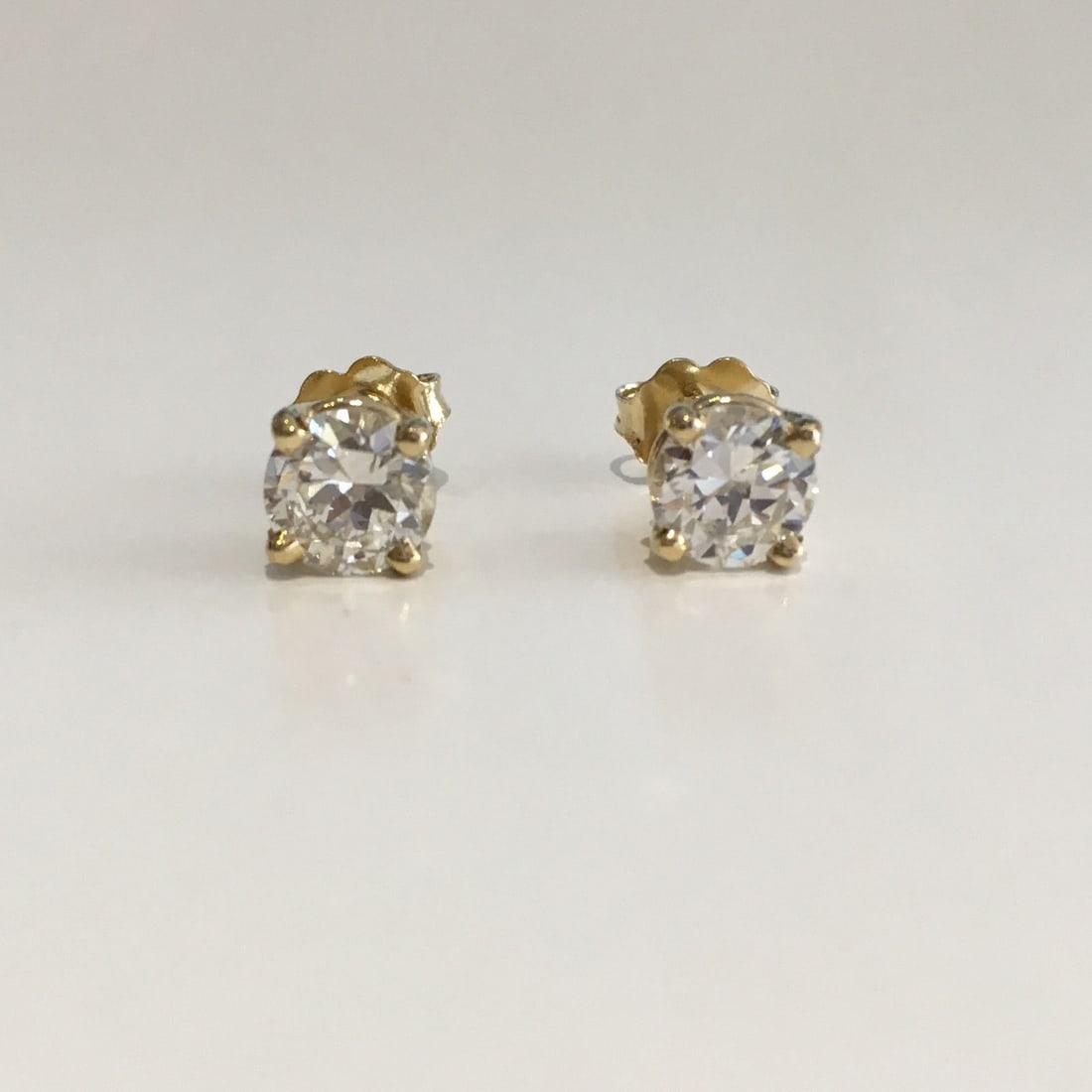 14k Yellow Gold Round Diamond Screw Back Stud Earrings: 14k Yellow Gold Round Diamond Screw Back Stud Earrings These pre-owned diamond stud earrings feature round brilliant-cut natural diamonds set in 14k yellow gold. Each earring showcases a diamond weigh