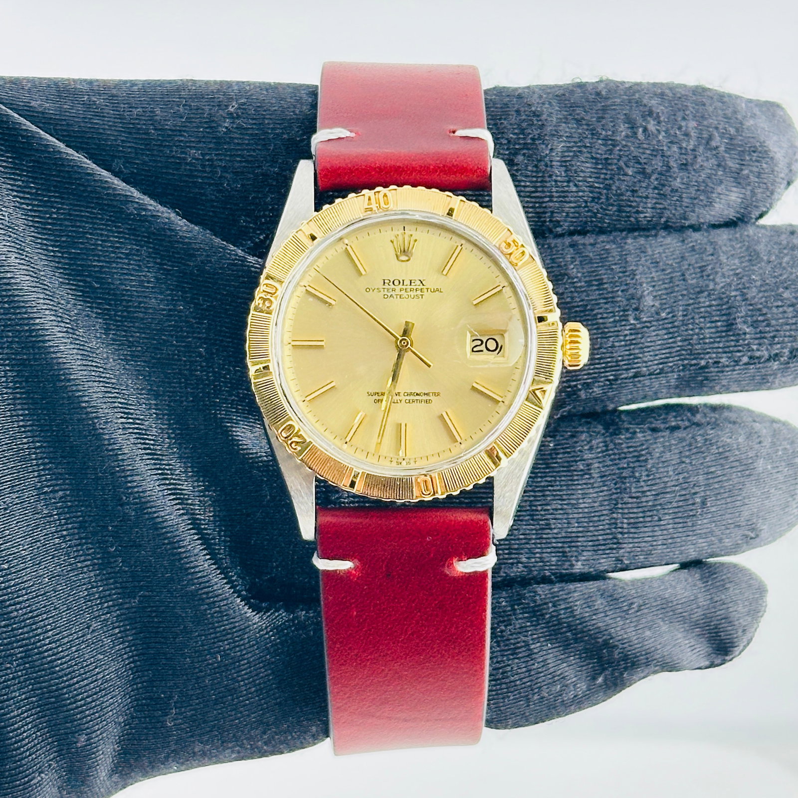 Rolex Datejust Turnograph Ref 1625 Mens Watch aftermarket buckle: Rolex Datejust Turnograph Ref 1625 Mens Watch aftermarket buckle Rolex Datejust Turnograph men's watch, reference 1625, with a champagne stick dial and Turn-O-Graph / Thunderbird bezel. It is fitted w