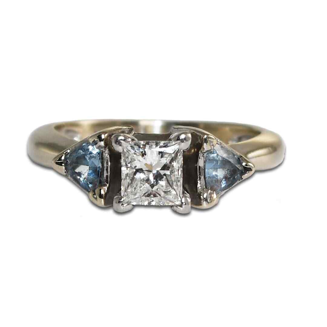 14k White Gold Three-Stone Princess Diamond Aquamarine Ring Size 5: 14k White Gold Three-Stone Princess Diamond Aquamarine Ring Size 5 This elegant ring features a princess cut diamond set in 14K white gold, accompanied by two triangle-shaped aquamarines on each side.