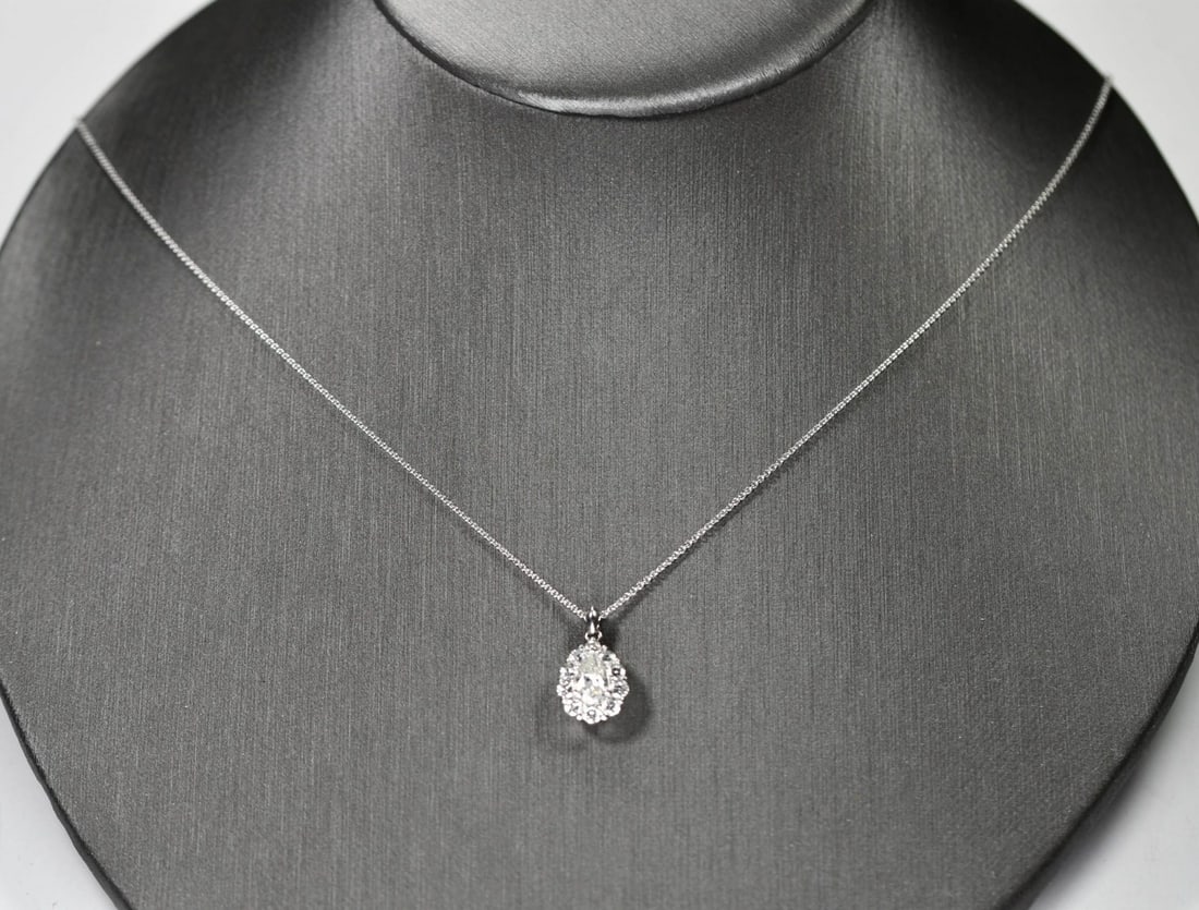 Pear Diamond Platinum Pendant Necklace 1.02ct: Pear Diamond Platinum Pendant Necklace 1.02ct This elegant necklace features a platinum pendant adorned with a 0.52 carat pear-shaped natural diamond at its center, graded J color and SI clarity. Flan