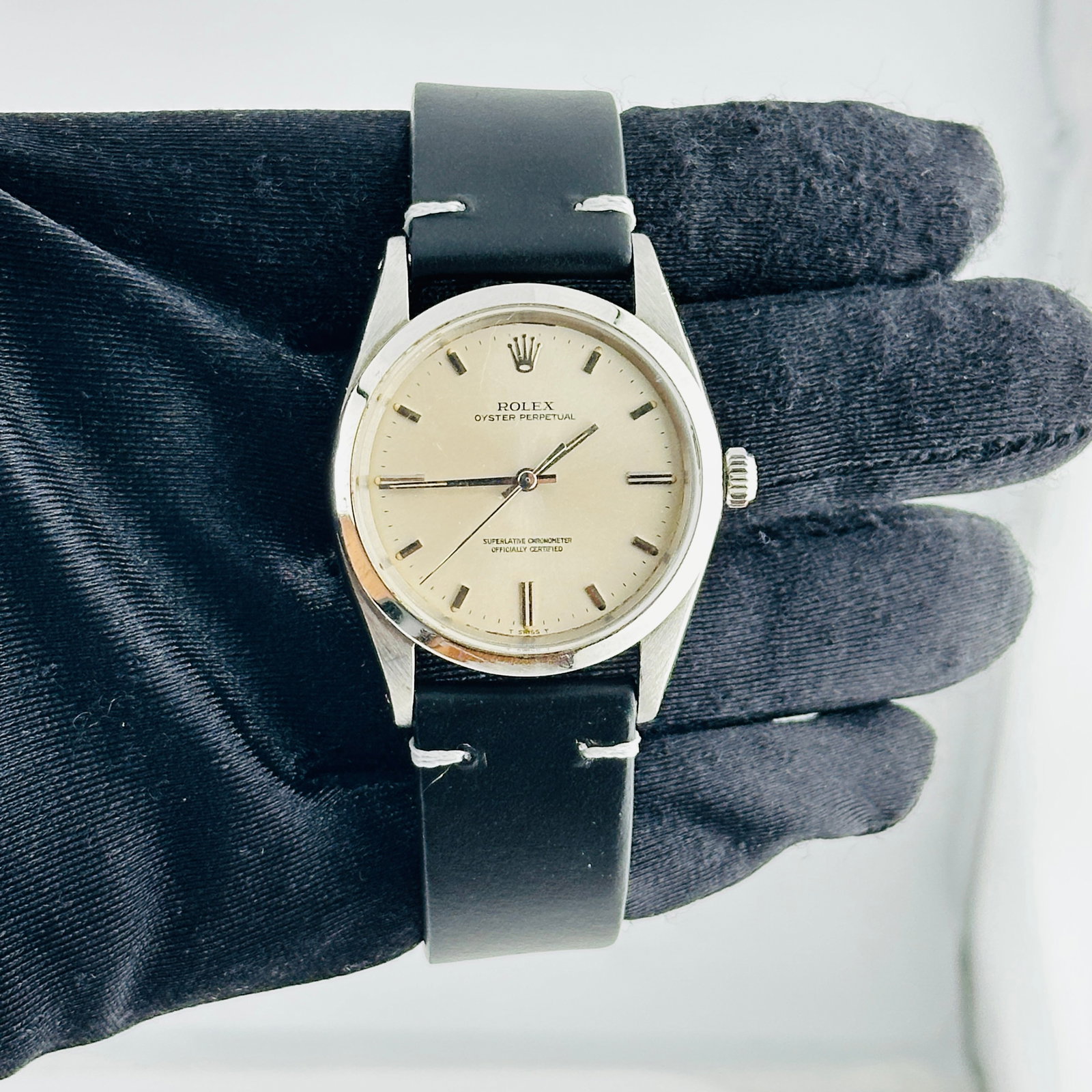 Rolex Oyster Perpetual Ref 1018 Ladies Watch Silver Stick Dial aftermarket buckle: Rolex Oyster Perpetual Ref 1018 Ladies Watch Silver Stick Dial aftermarket buckle Rolex Oyster Perpetual ladies watch, reference 1018, featuring a silver stick dial and a smooth bezel. It is fitted wi