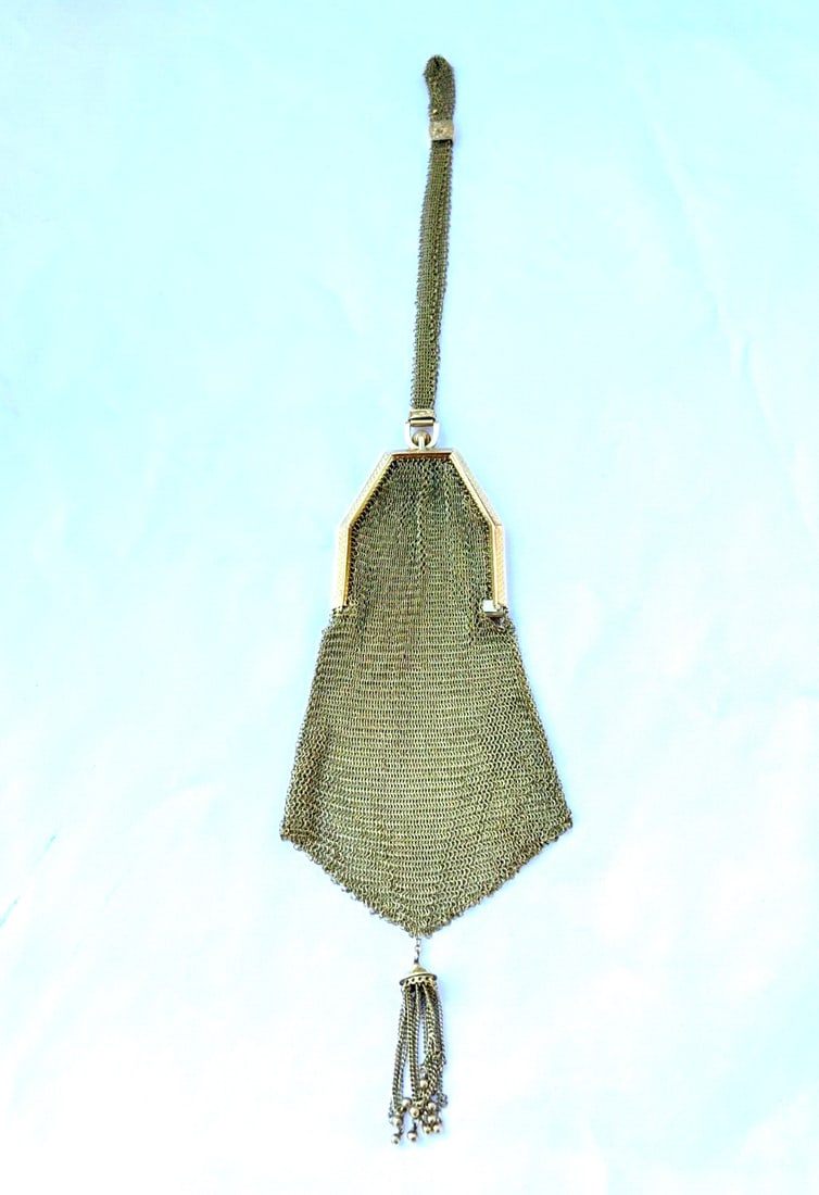 1900's 14K Yellow Gold Purse with Berme Sapphire: 1900's 14K Yellow Gold Purse with Berme Sapphire This exquisite 1900's 14K yellow gold purse showcases exceptional craftsmanship and detail. Weighing 68.40 grams, it features a stunning Berme Sapphire