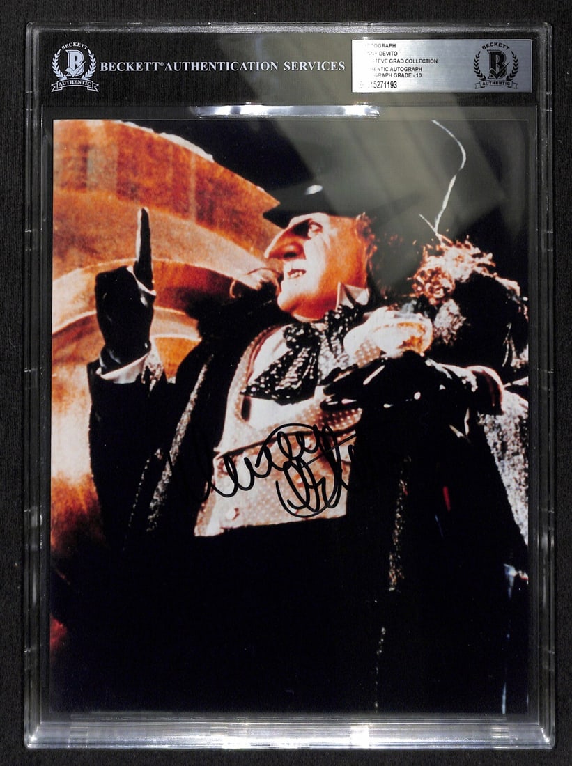 Danny DeVito Signed 8x10 Penguin Photo Authenticated by Beckett: Danny DeVito Signed 8x10 Penguin Photo Authenticated by Beckett This stunning 8x10 color photograph features Danny DeVito's iconic portrayal of Oswald Cobblepot, also known as the Penguin, from the mo