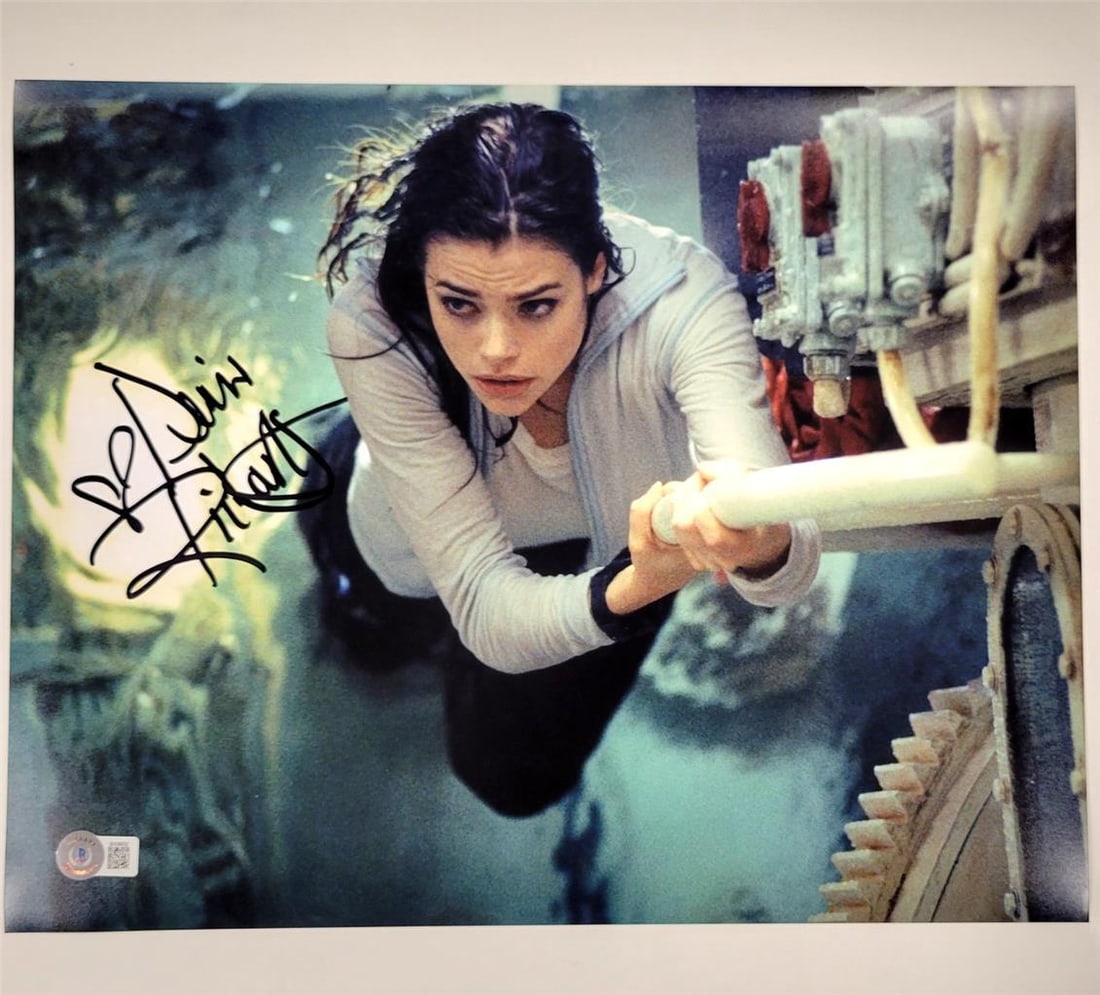 Denise Richards Signed 11x14 Ant Man Photo Beckett Authenticated: Denise Richards Signed 11x14 Ant Man Photo Beckett Authenticated This is an original 11x14 photograph featuring Denise Richards, known for her role in 'Ant Man'. The photograph has been authenticated 