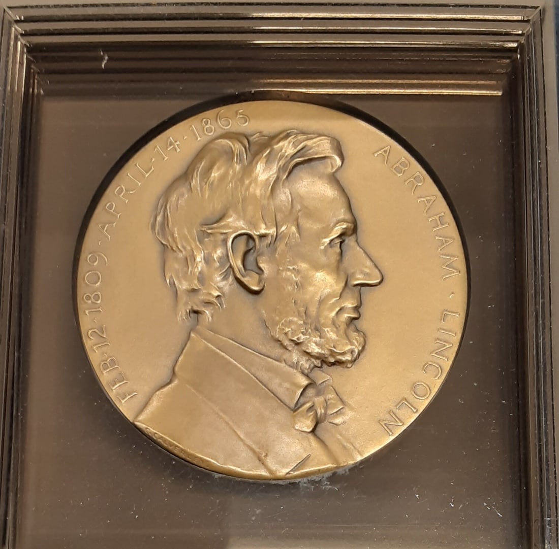2 3/4 Inch Bronze Abraham Lincoln Medal 1934 High Relief by Medallic Art Co: 2 3/4 Inch Bronze Abraham Lincoln Medal 1934 High Relief by Medallic Art Co This vintage 1930s Abraham Lincoln high relief bronze medal was produced by Medallic Art Company. Featuring a Charles Calver