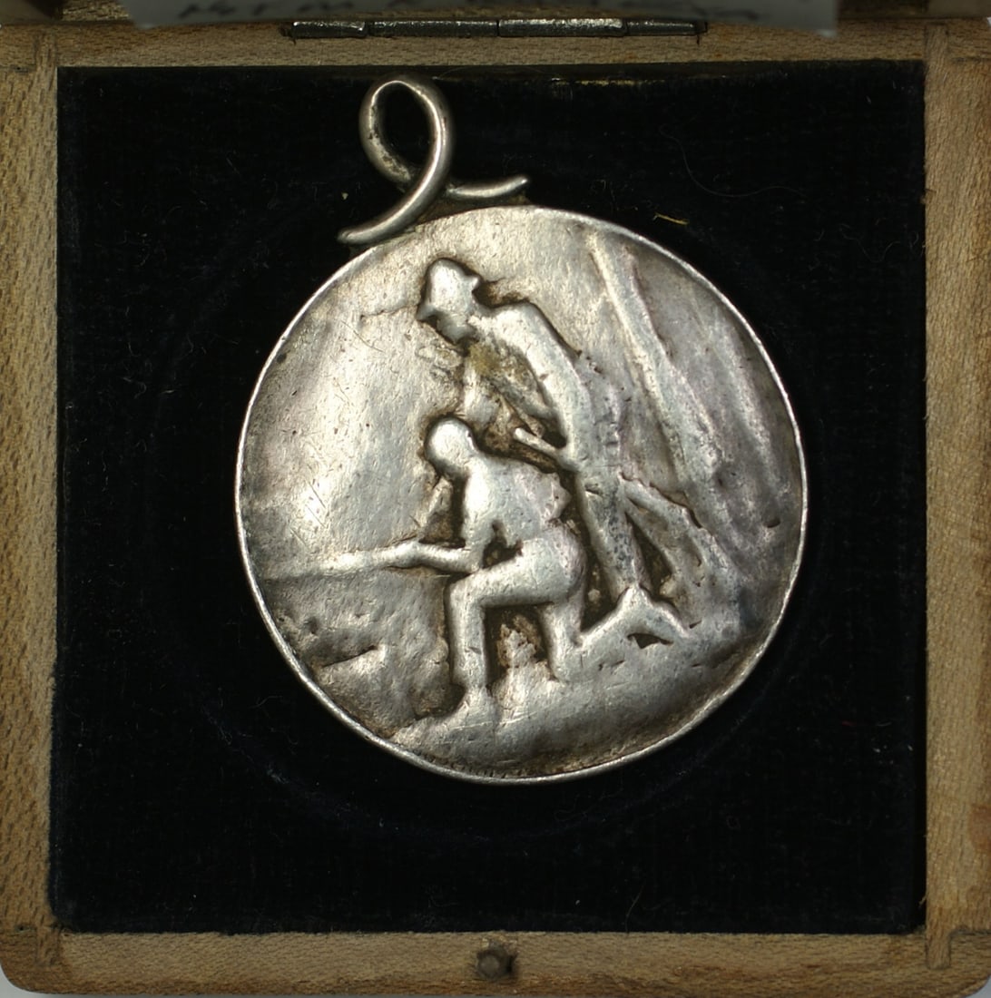 Swiss Shooting Silver Medal 1899 Luzern R878A with Loop and Original Case: Swiss Shooting Silver Medal 1899 Luzern R878A with Loop and Original Case This is an 1899 Luzern Switzerland silver Swiss shooting medal. The medal is composed of silver and features a loop for attach