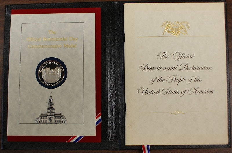 Franklin Mint Bicentennial Day silver medal with signature book: Franklin Mint Bicentennial Day silver medal with signature book This is the 1976 Official Bicentennial Day Commemorative Silver Medal and Signature Book produced by the Franklin Mint. The set features