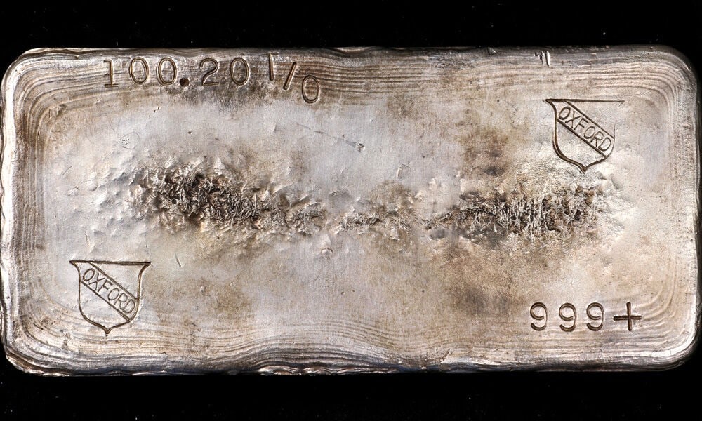 100.20 Ounce Oxford .999 Fine Poured Silver Bar: 100.20 Ounce Oxford .999 Fine Poured Silver Bar This is a vintage Oxford poured bar composed of .999 fine pure silver with a total weight of 100.20 ounces. The bar is pre-owned and originates from the