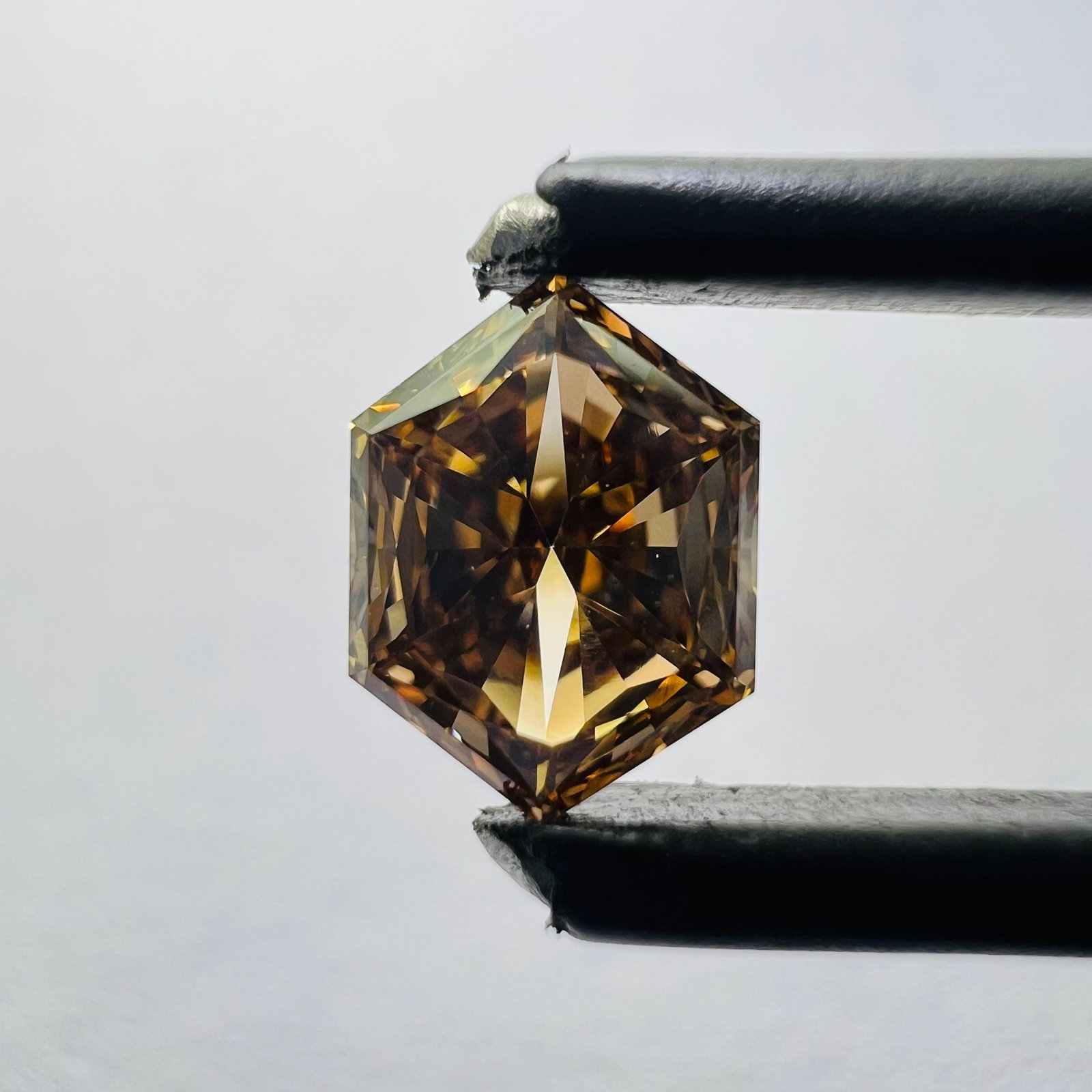 Loose Diamond - HEXAGONAL 0.55ct Brown VVS2: Loose Diamond - HEXAGONAL 0.55ct Brown VVS2 Source: This is a real non-mined Diamond that has been grown in a lab Shape: HEXAGONAL Carats: 0.55 Color: Brown Certification: NONE Video: