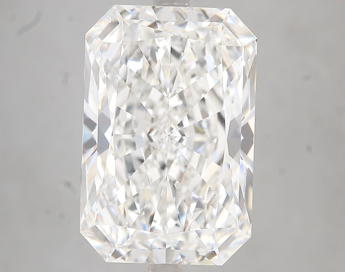 Loose Diamond - RADIANT 3.04ct D VS1: Loose Diamond - RADIANT 3.04ct D VS1 Source: This is a real non-mined Diamond that has been grown in a lab Shape: RADIANT Carats: 3.04 Color: D Clarity: VS1 Certification: IGI Additional images availa