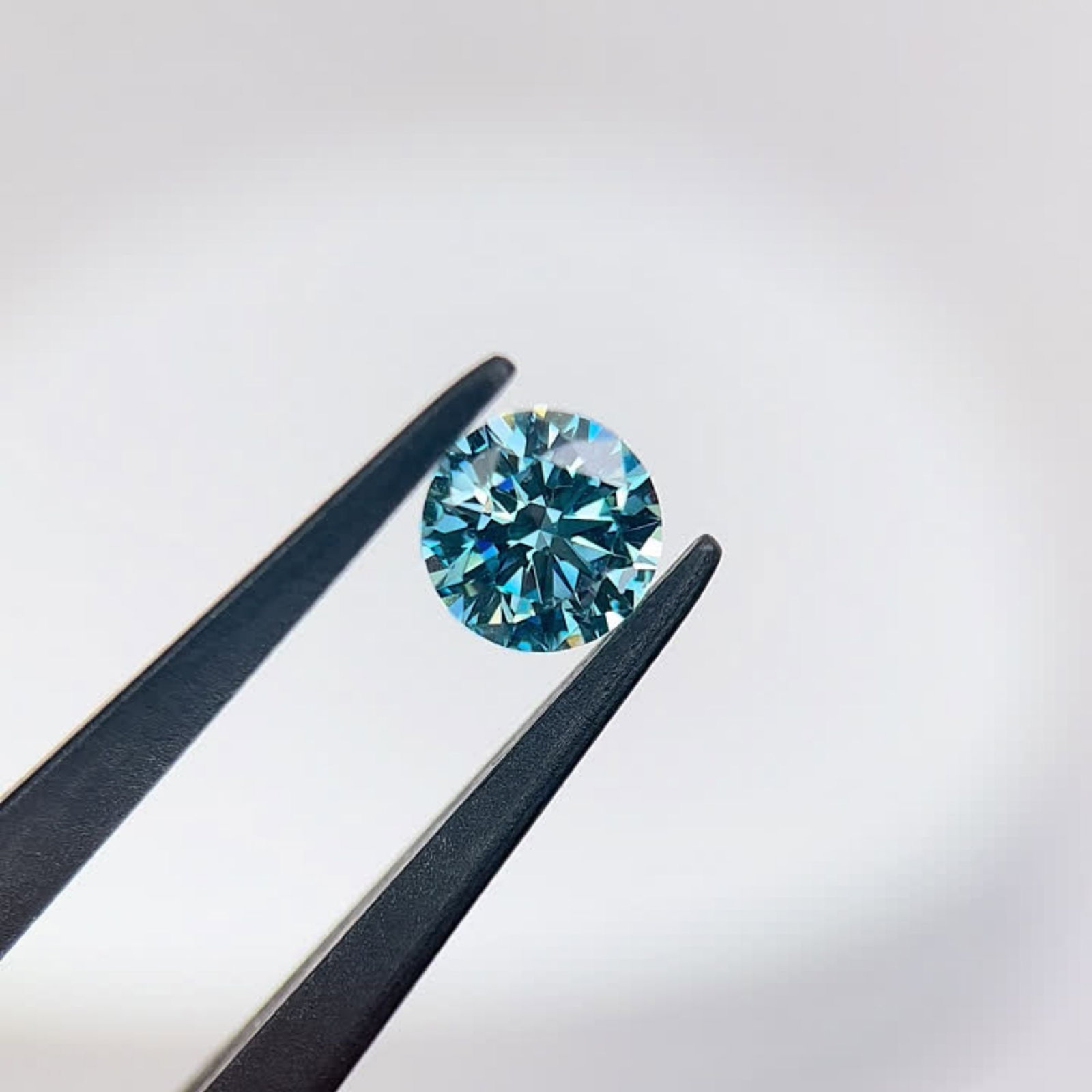Ideal Loose Diamond - ROUND 1.0ct Fancy Vivid Blue VVS1: Ideal Loose Diamond - ROUND 1.0ct Fancy Vivid Blue VVS1 Source: This is a real non-mined Diamond that has been grown in a lab Shape: ROUND Carats: 1.0 Color: Fancy Vivid Blue Certification: IGI Video: