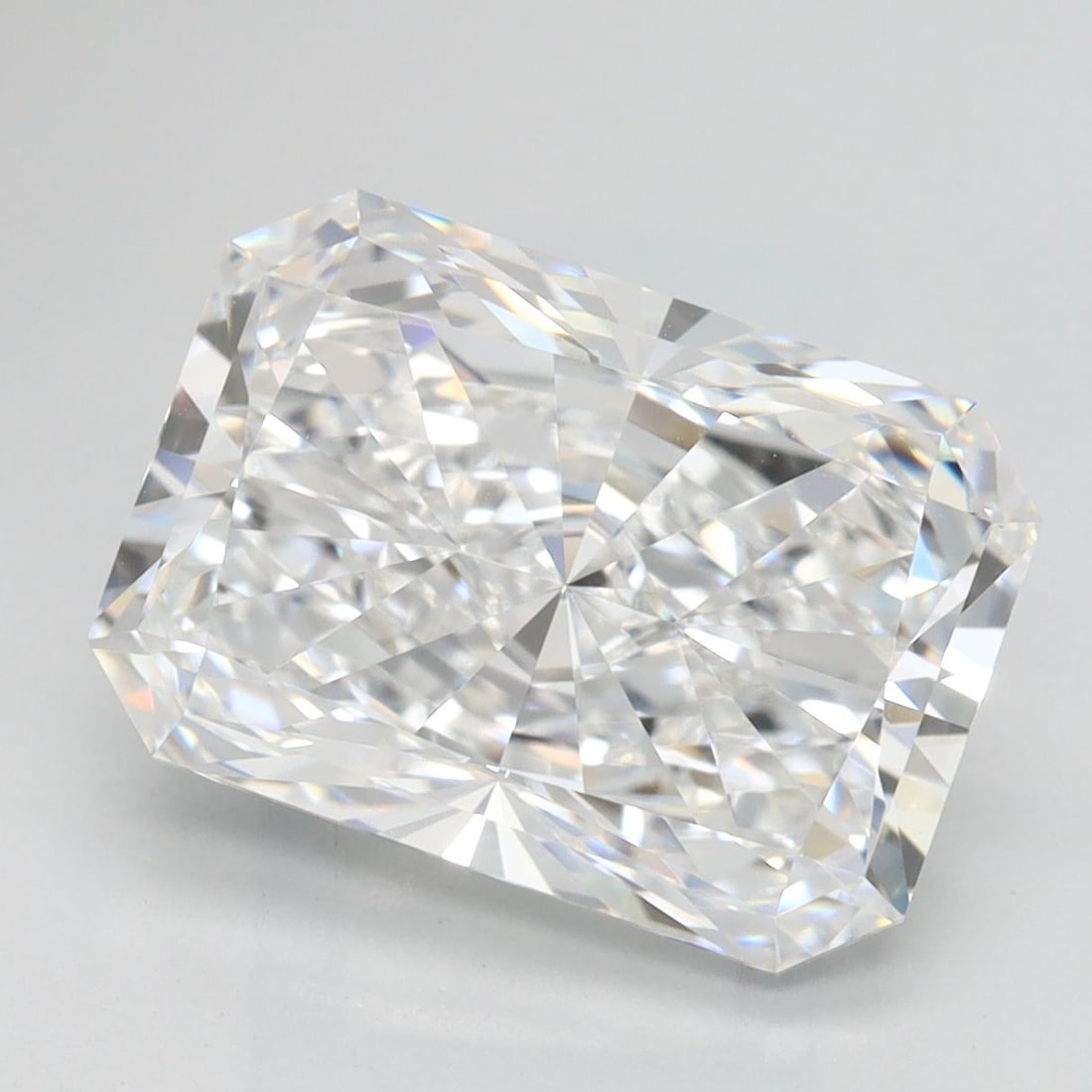 Loose Diamond - RADIANT 4.32ct E VVS1: Loose Diamond - RADIANT 4.32ct E VVS1 Source: This is a real non-mined Diamond that has been grown in a lab Shape: RADIANT Carats: 4.32 Color: E Clarity: VVS1 Certification: GIA Video: