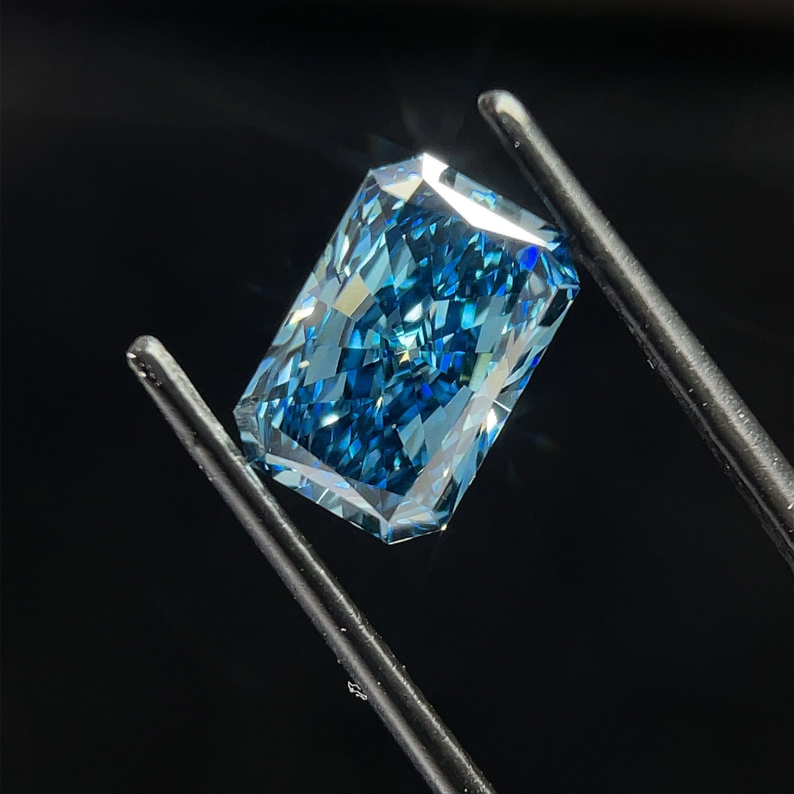 Loose Diamond - RADIANT 3.04ct Blue VS1: Loose Diamond - RADIANT 3.04ct Blue VS1 Source: This is a real non-mined Diamond that has been grown in a lab Shape: RADIANT Carats: 3.04 Color: Blue Certification: NONE Additional images available up