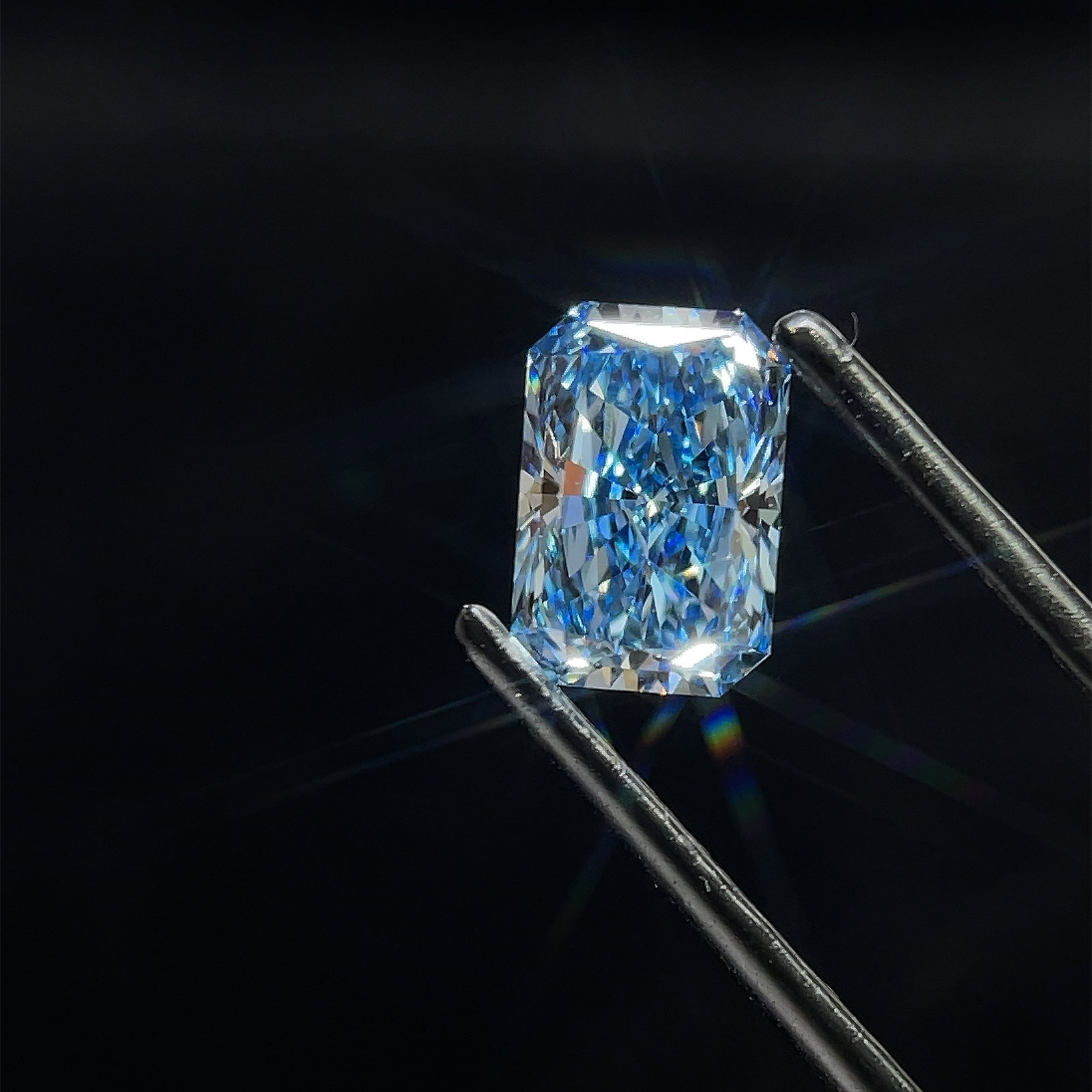 Loose Diamond - RADIANT 1.59ct Fancy Vivid Blue VVS2: Loose Diamond - RADIANT 1.59ct Fancy Vivid Blue VVS2 Source: This is a real non-mined Diamond that has been grown in a lab Shape: RADIANT Carats: 1.59 Color: Fancy Vivid Blue Certification: IGI Video: