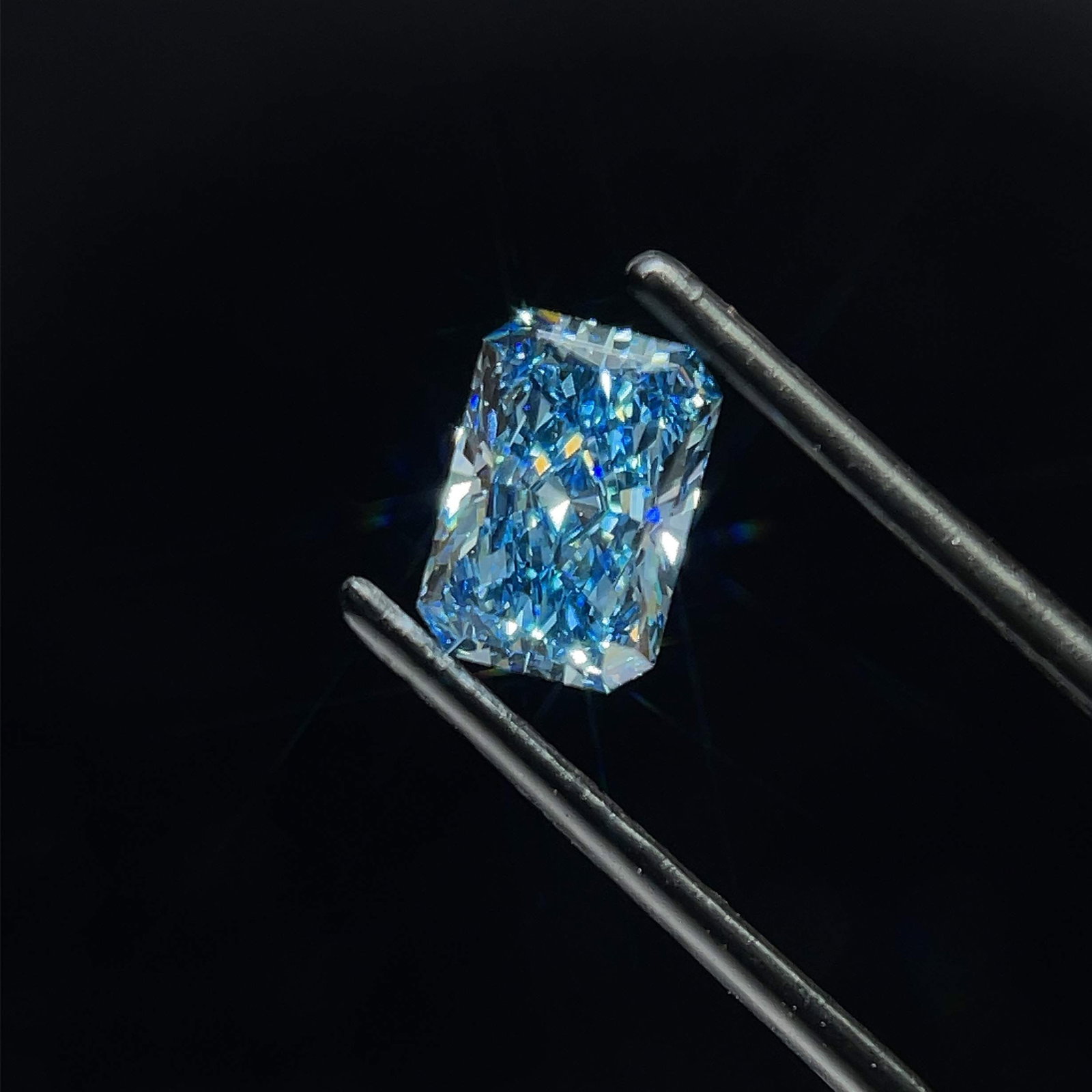 Loose Diamond - RADIANT 1.58ct Fancy Vivid Blue VVS2: Loose Diamond - RADIANT 1.58ct Fancy Vivid Blue VVS2 Source: This is a real non-mined Diamond that has been grown in a lab Shape: RADIANT Carats: 1.58 Color: Fancy Vivid Blue Certification: IGI Video: