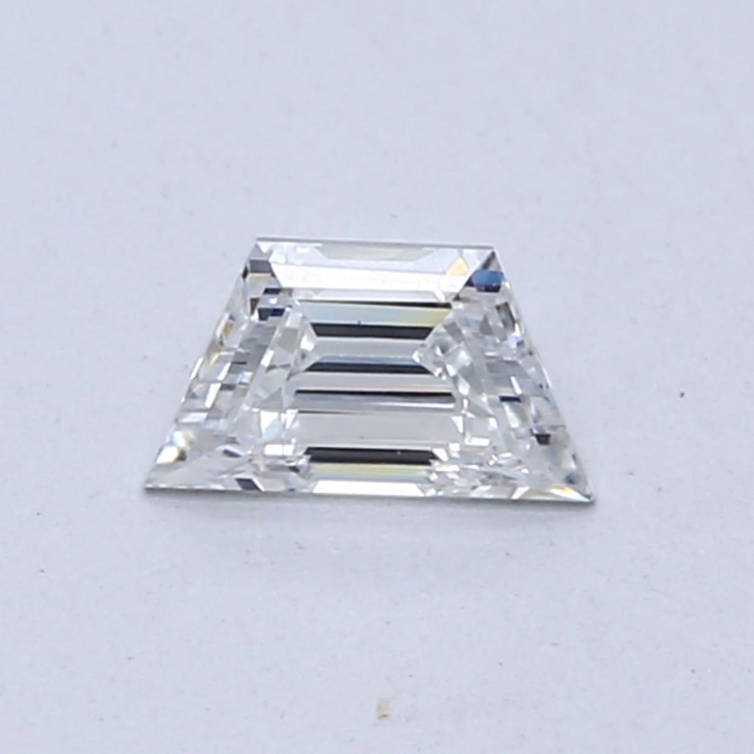 Loose Diamond - TRAPEZOID 0.46ct E VS1: Loose Diamond - TRAPEZOID 0.46ct E VS1 Source: This is a real non-mined Diamond that has been grown in a lab Shape: TRAPEZOID Carats: 0.46 Color: E Clarity: VS1 Certification: NONE Additional images a