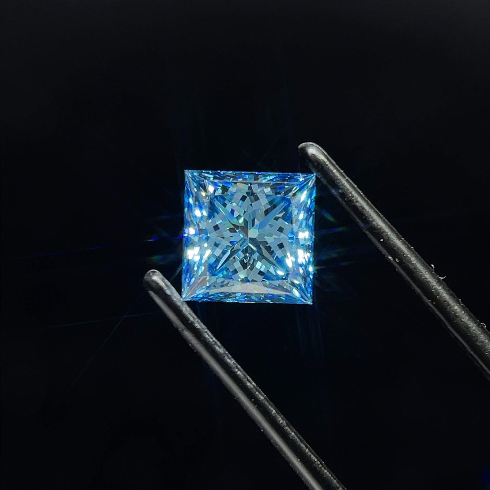Loose Diamond - PRINCESS 1.71ct Fancy Vivid Blue VS2: Loose Diamond - PRINCESS 1.71ct Fancy Vivid Blue VS2 Source: This is a real non-mined Diamond that has been grown in a lab Shape: PRINCESS Carats: 1.71 Color: Fancy Vivid Blue Certification: IGI Video