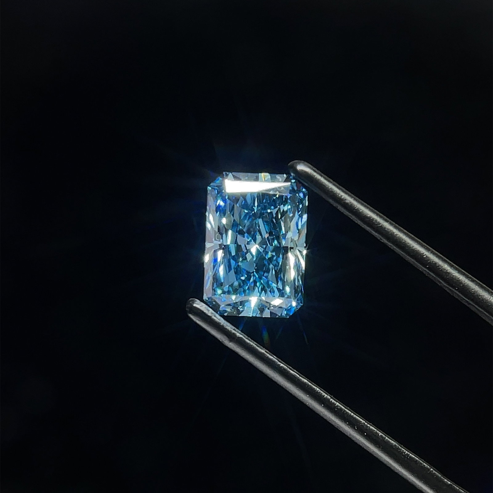 Loose Diamond - RADIANT 2.0ct Fancy Vivid Blue VS2: Loose Diamond - RADIANT 2.0ct Fancy Vivid Blue VS2 Source: This is a real non-mined Diamond that has been grown in a lab Shape: RADIANT Carats: 2.0 Color: Fancy Vivid Blue Certification: IGI Video: