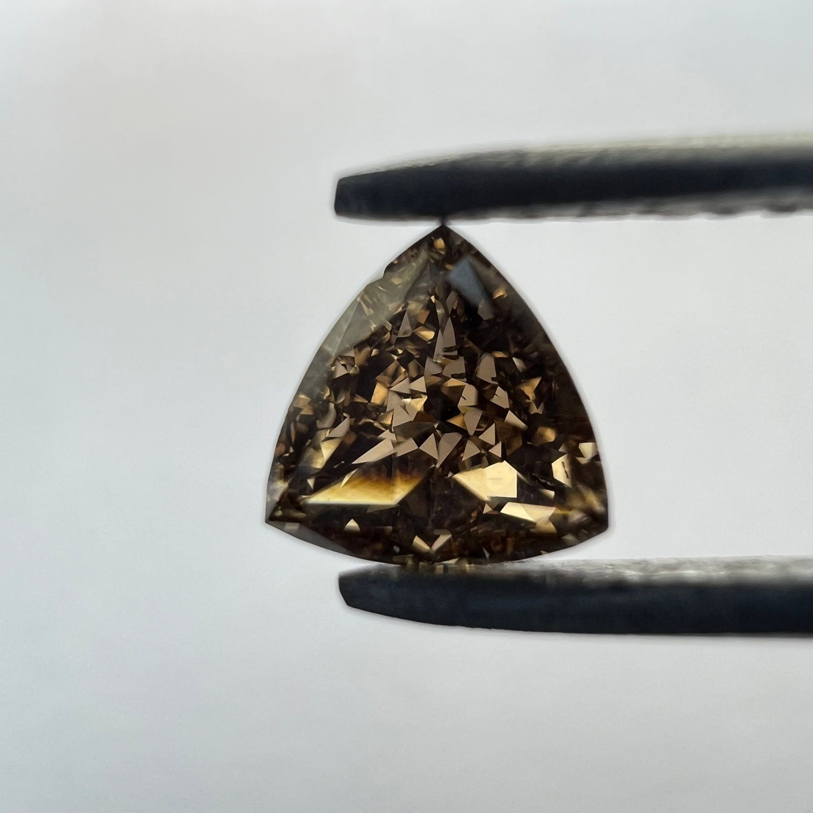 Loose Diamond - TRILLIANT 0.3ct Champagne VS2: Loose Diamond - TRILLIANT 0.3ct Champagne VS2 Source: This is a real non-mined Diamond that has been grown in a lab Shape: TRILLIANT Carats: 0.3 Color: Champagne Certification: NONE Additional images 