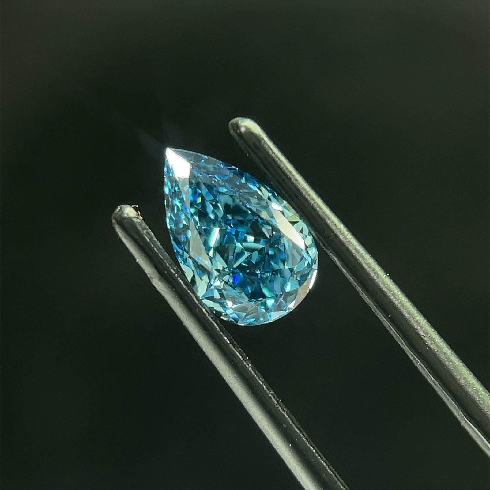 Loose Diamond - PEAR 1.02ct Blue VS1: Loose Diamond - PEAR 1.02ct Blue VS1 Source: This is a real non-mined Diamond that has been grown in a lab Shape: PEAR Carats: 1.02 Color: Blue Certification: NONE Additional images available upon req