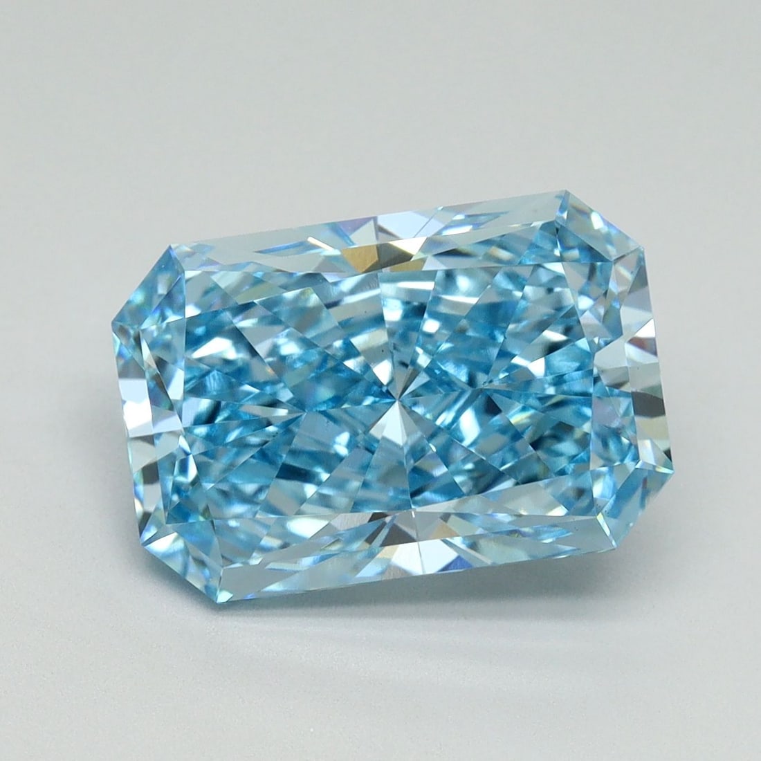 Loose Diamond - RADIANT 5.1ct Fancy Vivid Blue VS1: Loose Diamond - RADIANT 5.1ct Fancy Vivid Blue VS1 Source: This is a real non-mined Diamond that has been grown in a lab Shape: RADIANT Carats: 5.1 Color: Fancy Vivid Blue Certification: IGI Video: