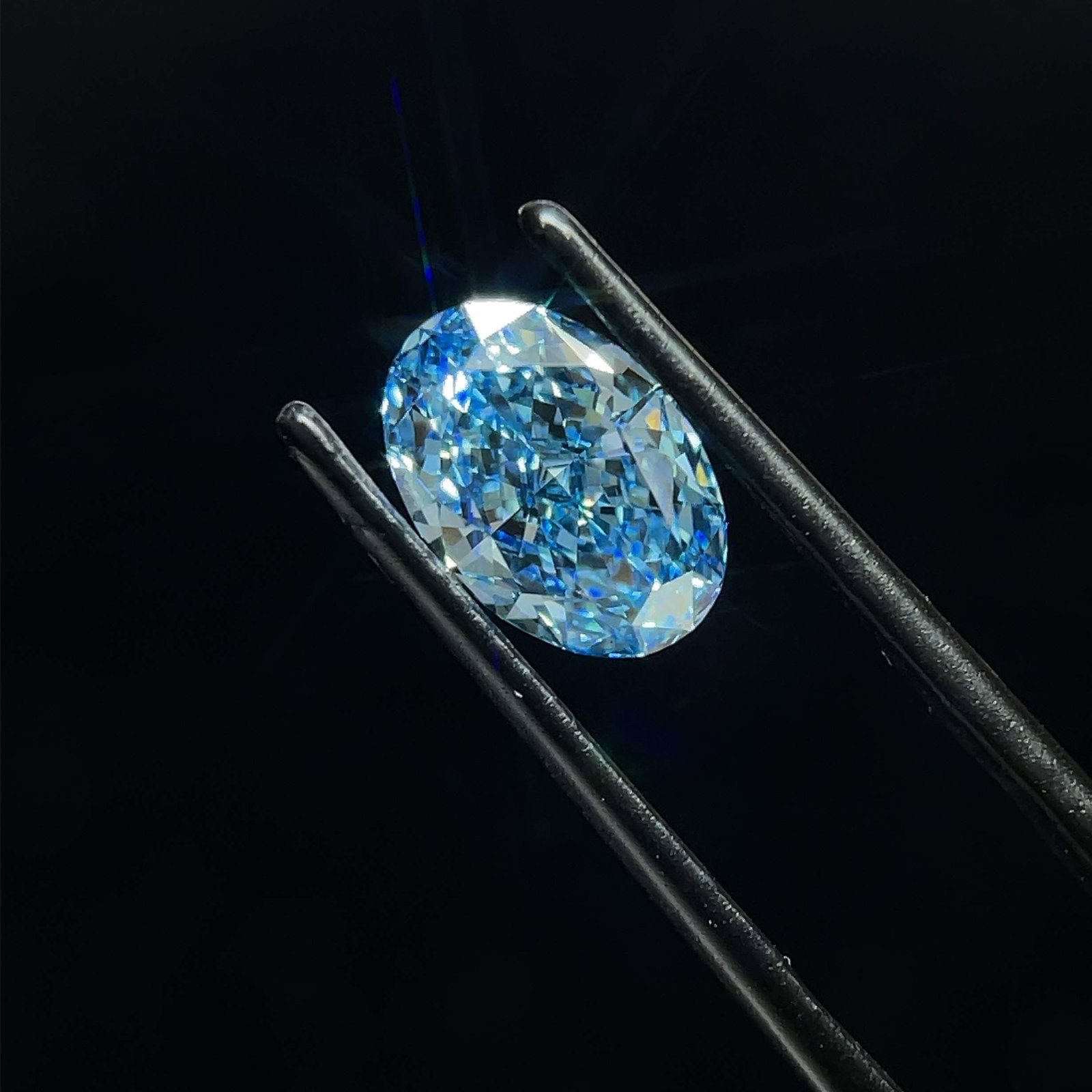 Loose Diamond - OVAL 2.06ct Fancy Vivid Blue VS1: Loose Diamond - OVAL 2.06ct Fancy Vivid Blue VS1 Source: This is a real non-mined Diamond that has been grown in a lab Shape: OVAL Carats: 2.06 Color: Fancy Vivid Blue Certification: IGI Video: