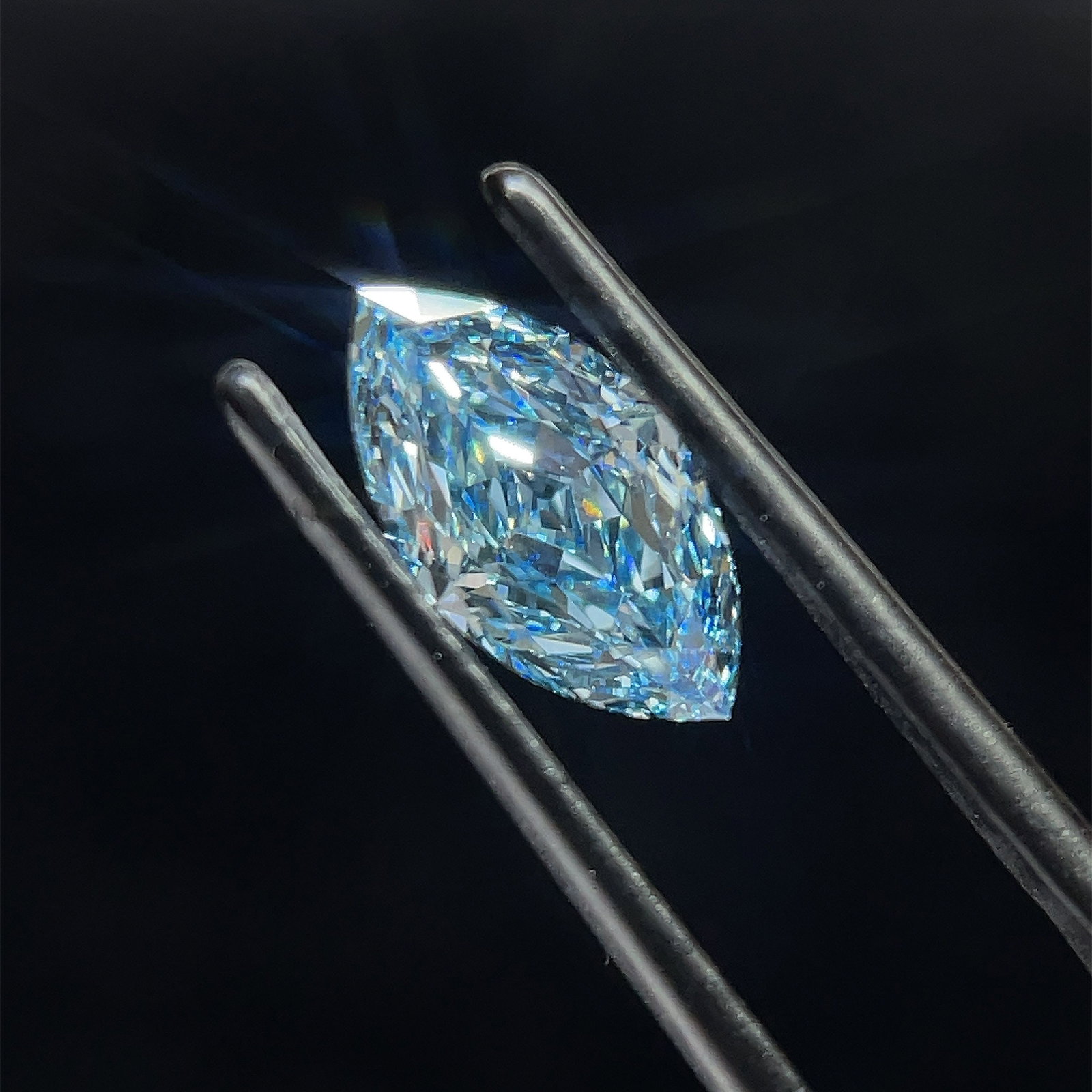 Loose Diamond - MARQUISE 1.54ct Fancy Vivid Blue VS1: Loose Diamond - MARQUISE 1.54ct Fancy Vivid Blue VS1 Source: This is a real non-mined Diamond that has been grown in a lab Shape: MARQUISE Carats: 1.54 Color: Fancy Vivid Blue Certification: IGI Addit